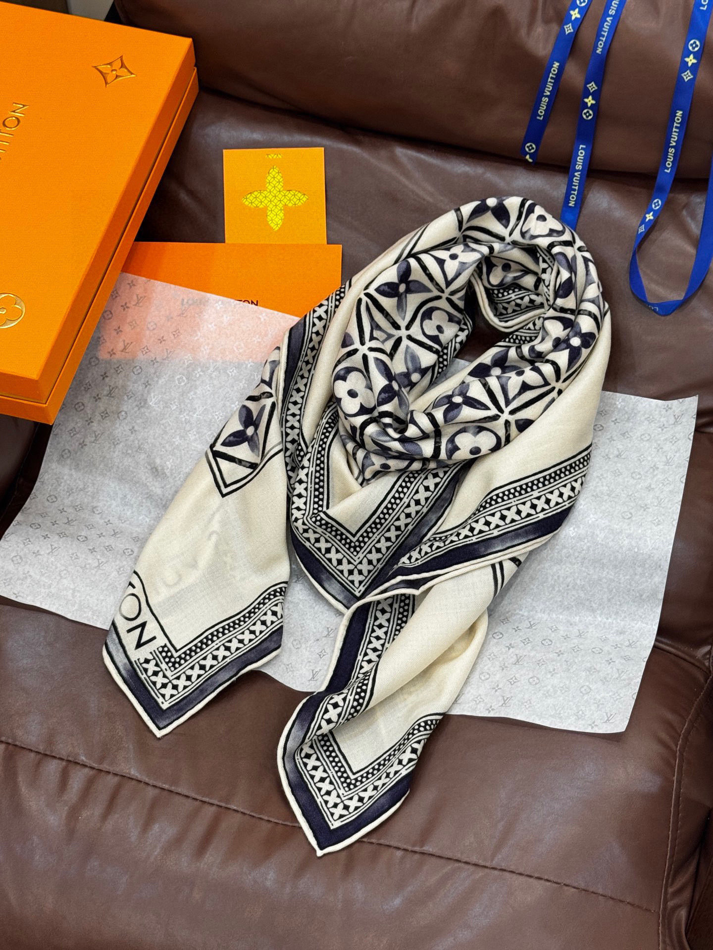   140顶级丝绒双面同色披肩
30%真丝70%羊绒
140*140方巾

本款丝绒方巾以满溢艺术气息的