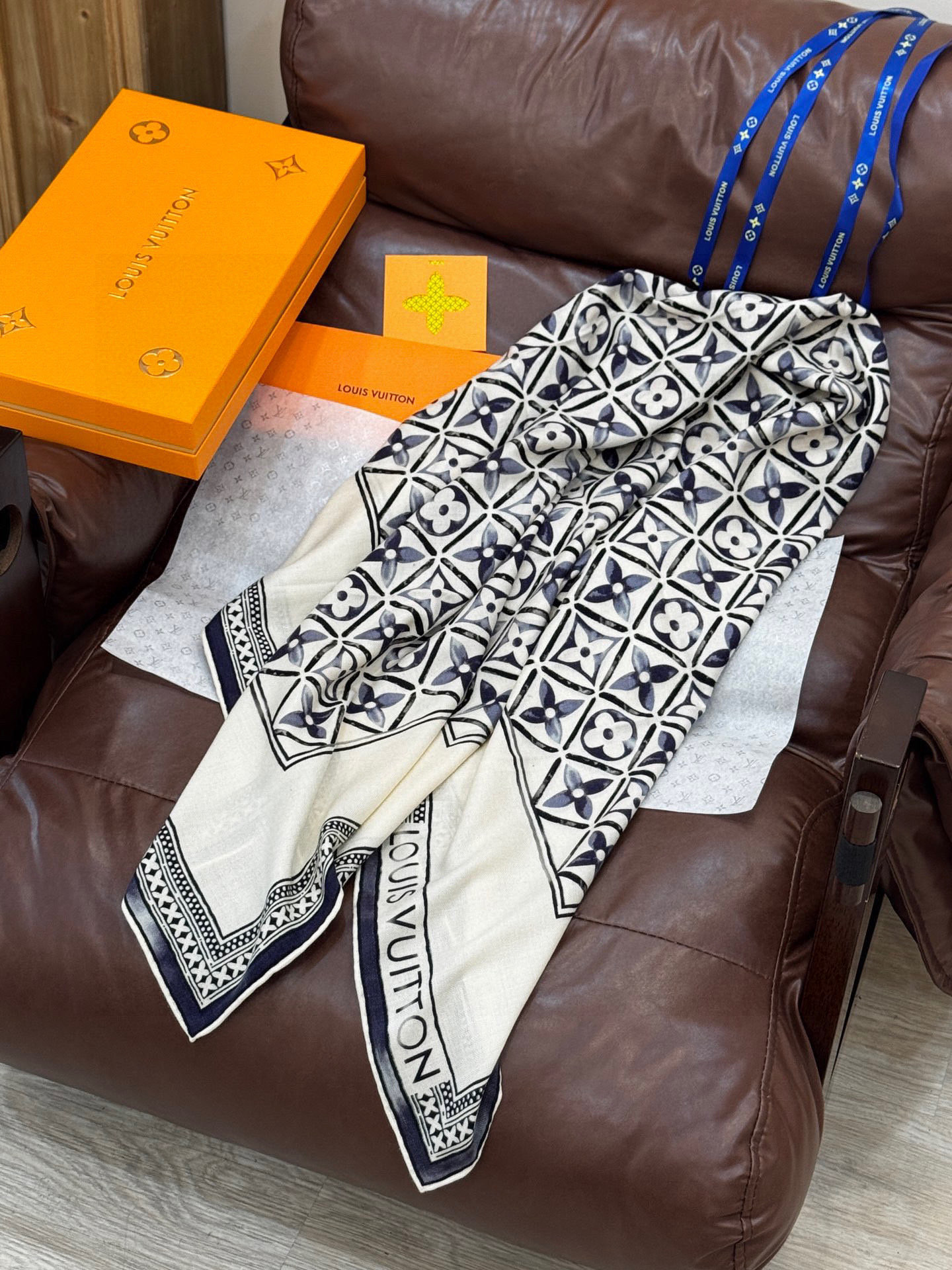   140顶级丝绒双面同色披肩
30%真丝70%羊绒
140*140方巾

本款丝绒方巾以满溢艺术气息的