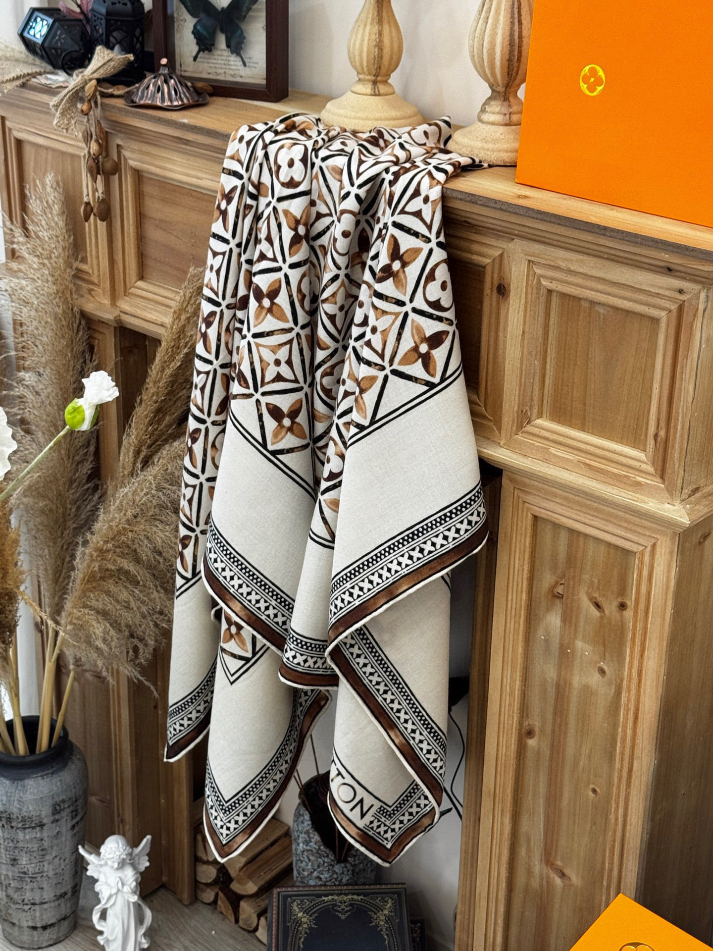   140顶级丝绒双面同色披肩
30%真丝70%羊绒
140*140方巾

本款丝绒方巾以满溢艺术气息的