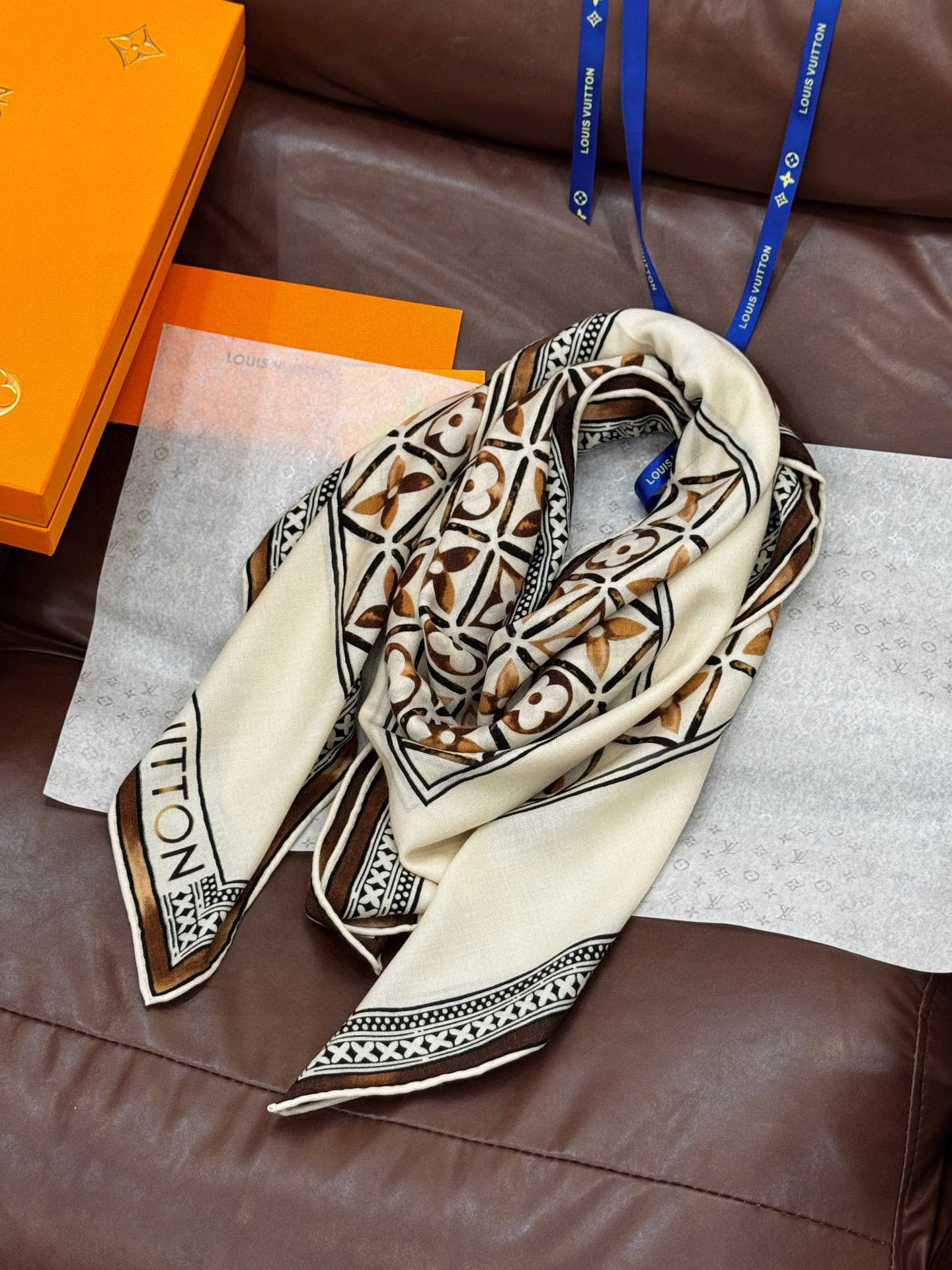   140顶级丝绒双面同色披肩
30%真丝70%羊绒
140*140方巾

本款丝绒方巾以满溢艺术气息的