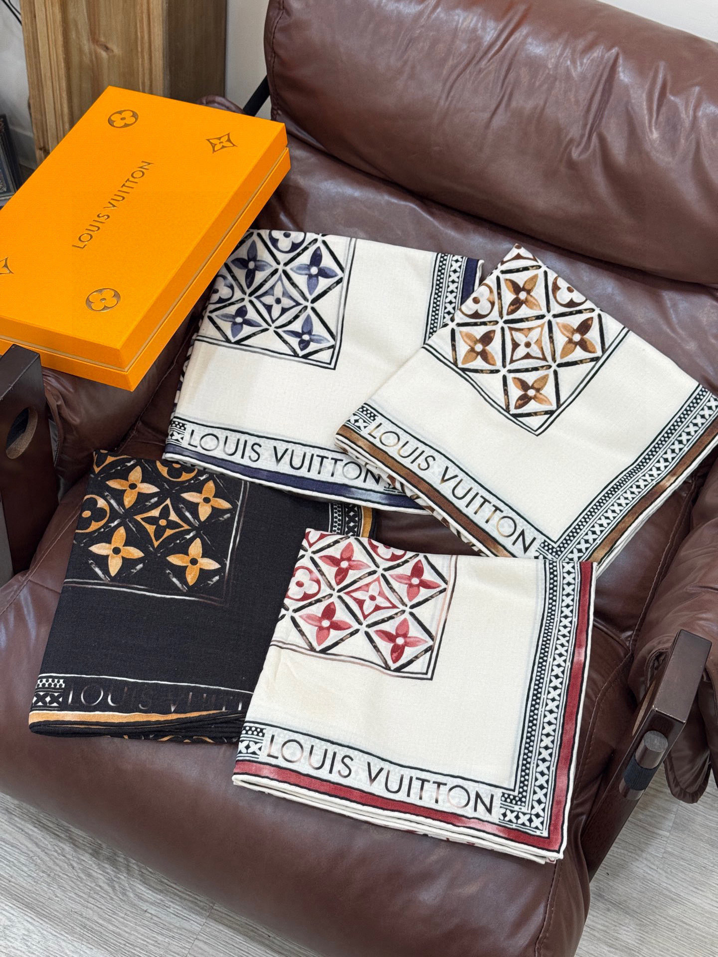   140顶级丝绒双面同色披肩
30%真丝70%羊绒
140*140方巾

本款丝绒方巾以满溢艺术气息的