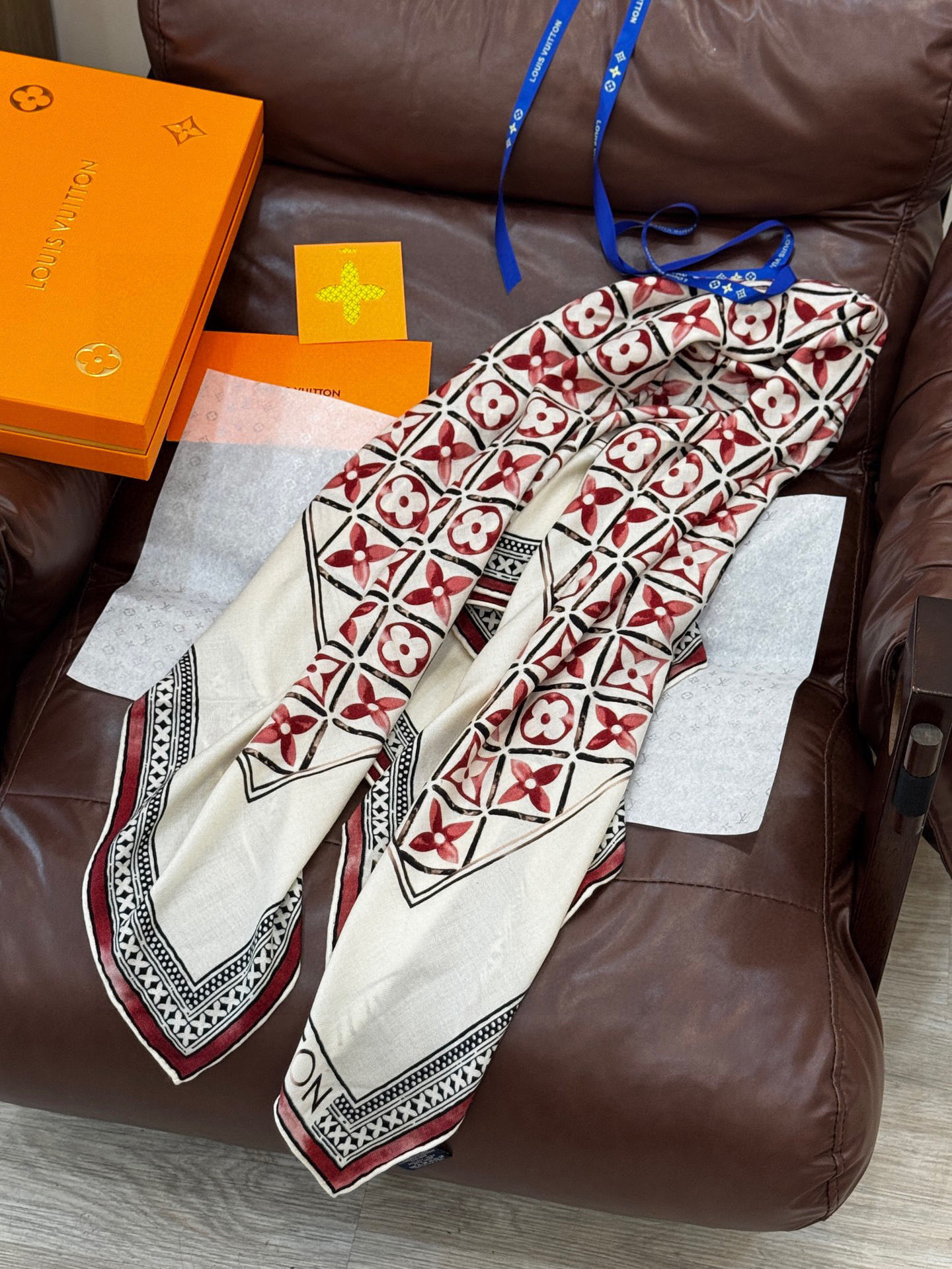   140顶级丝绒双面同色披肩
30%真丝70%羊绒
140*140方巾

本款丝绒方巾以满溢艺术气息的