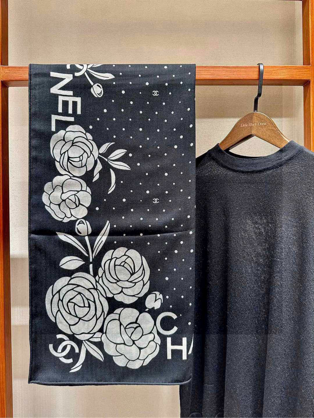 💟上新 ❤️ 

𝐂𝐡𝐚𝐧𝐞𝐥 •  ℕ𝕖𝕨《小香山茶花系列单品集》 黑色
Size：140*140cm