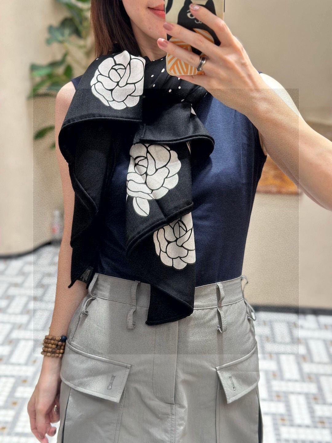 💟上新 ❤️ 

𝐂𝐡𝐚𝐧𝐞𝐥 •  ℕ𝕖𝕨《小香山茶花系列单品集》 黑色
Size：140*140cm