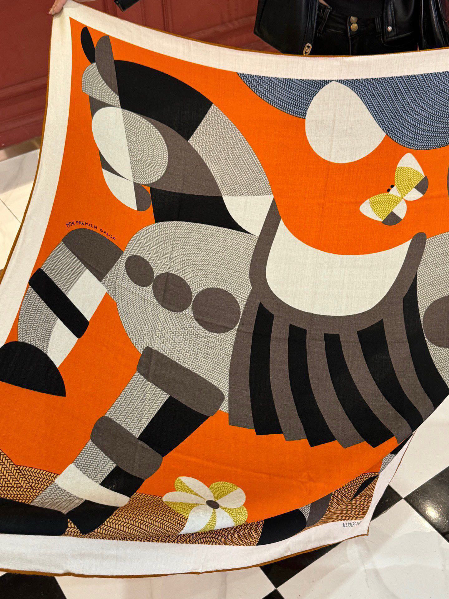 
  新款爱马仕小马跳跃，140*140cm，双面同色印花，高端的重磅丝羊绒面料，正反两面效果一样，70