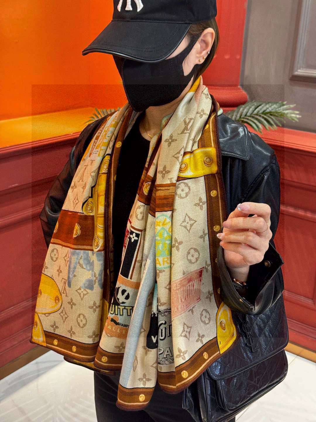 
【LV】上新❤️
 路易威登 一款值得品细节的高货
抠细节，从一个小块的配色去打败市场货
140方巾 