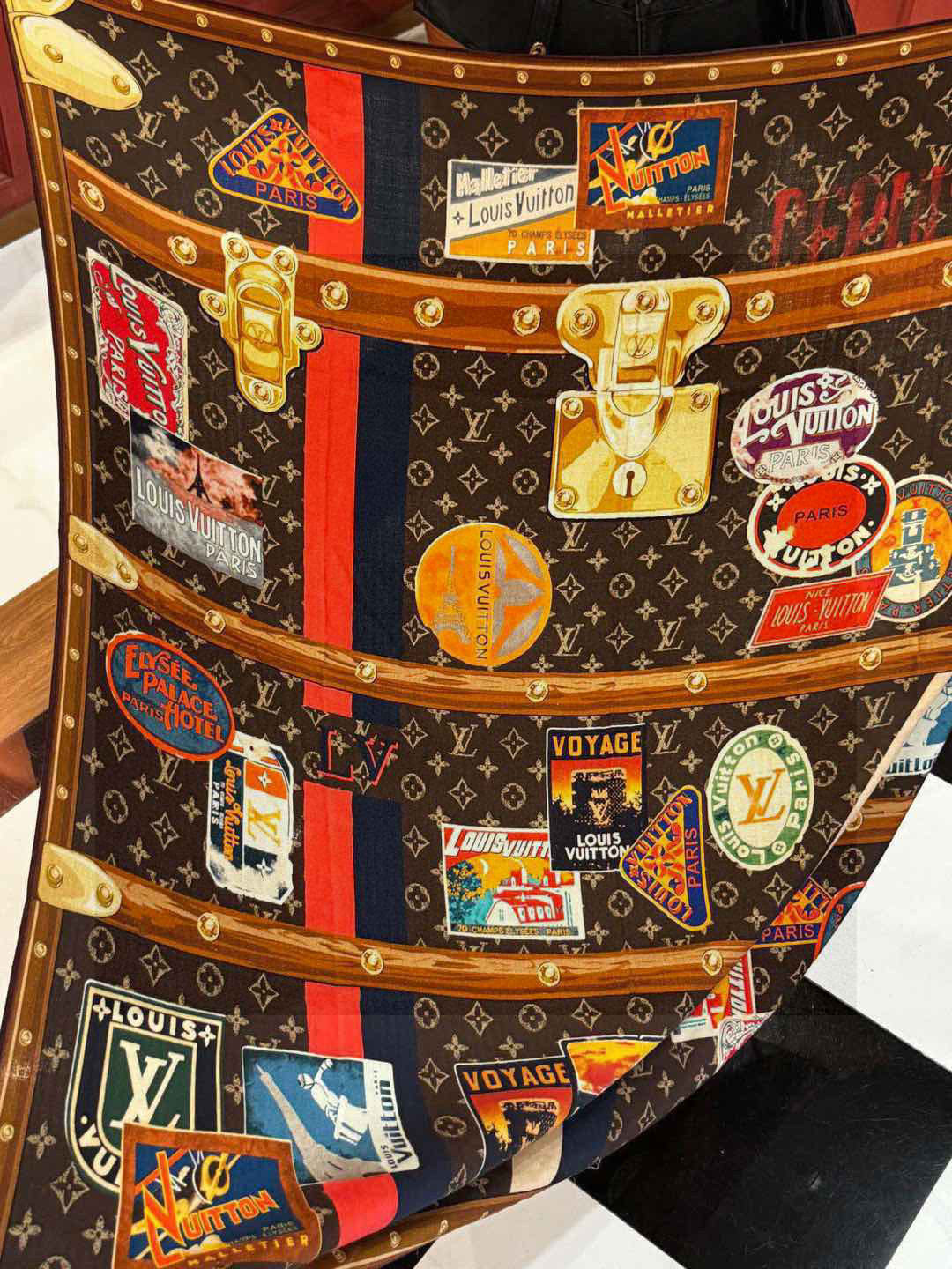 
【LV】上新❤️
 路易威登 一款值得品细节的高货
抠细节，从一个小块的配色去打败市场货
140方巾 