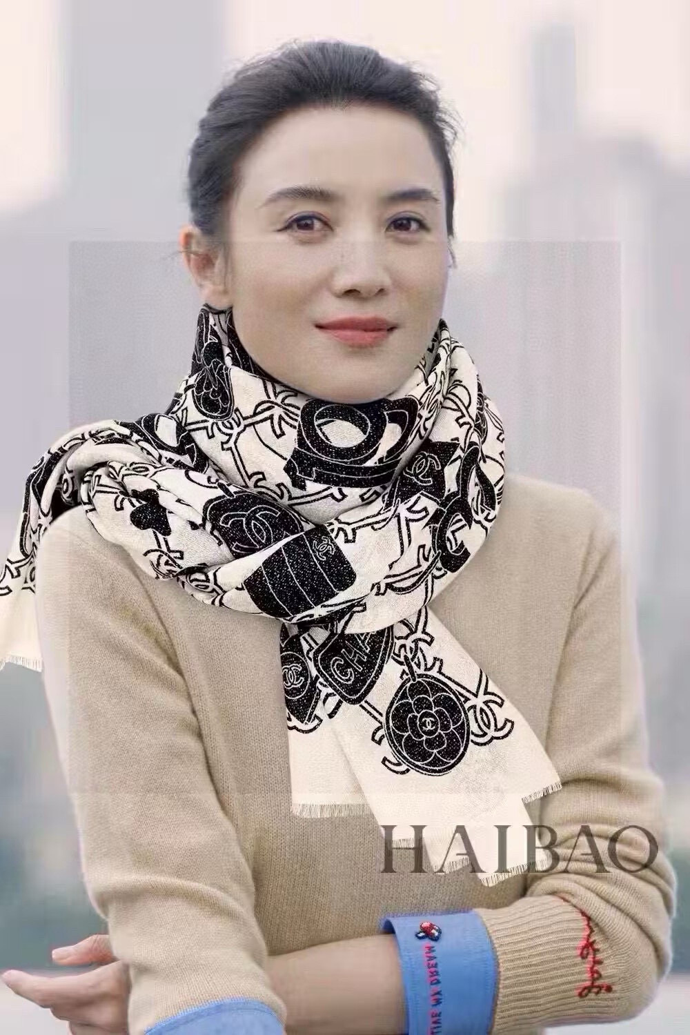 NO:341760,New scarf that will shine. New customer-supplied silver-line cashmere fabric long scarf. Beautiful [Tear] [Hand-painted LOGO silver-line long scarf] The imperial palace-level super new counter is on sale. The unique design style of pure cashmere sequins and rich in Xiangjia classic LOGO pattern printing. It is extremely beautiful. Really, the upper body is extremely luxurious and high-end. Rare~ Small expensive~ Look good or not. Look at it yourself. Size 110x200cm. Large long scarf, top-level pure cashmere high-version scarf, high-version scarf, chanel19860909上新 会发光发亮的围巾 新款客供银线羊绒面料长巾 美翻了[流泪]【手绘LOGO银线长巾】御用殿堂级极新款专柜在售 纯羊绒亮片独特设计风格加上富有香家经典LOGO图案印花 美丽至极 真的 上身极为奢华上档次 稀有～小贵～好看不好看自己看吧 尺寸110x200cm 大长巾,顶级纯羊绒高版本围巾,高版本围巾,chanel,scarf