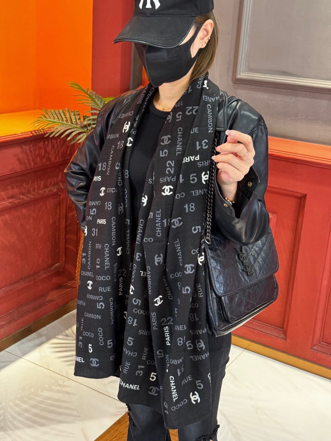 NO:341765,New 【Chanel】 Classic camellia elegant Coco style, Chanel's latest diamond velvet scarf~ The temperament is in the bones, the fabric of the new season of Grandma is super high-end, really soft, smooth, and very tough. It is not easy to be easily hooked!  The new series released this year~ is really beautiful with this design. Chanel's silk scarf is definitely a representative of elegance. A small fragrance of silk scarf will give you the best match!  !  Must-in!  The upper body effect is so elegant and elegant, very lively. The layers are elegant and the texture is layered to create a gorgeous and not ostentatious sense of celebrity. The pattern is dotted diamond pattern design~ the lines feel more textured, and the powder must be added. The size of 60*180 is really beautiful. The upper body effect is really beautiful (it feels more when paired with clothing, shoes and bags)!  The real thing is definitely more beautiful!  Classic black and white high-version scarf, high-version scarf, chanel, chanel19860909上新【Chanel】 经典茶花优雅Coco风,Chanel最新菱格丝绒大方巾~气质到骨子里,香奶奶新一季的面料超高级,真心超级柔软,丝丝顺滑,韧性很强 不容易被轻易勾丝！今年新出的系列~真的被这样的设计美到,香奈儿家的丝巾绝对是优雅的代表,一条小香的丝巾,给你最好的搭配！！ 必入！上身效果简直优雅气质到不行,非常灵动.层次优雅质感.层层叠叠出醒目而不张扬的华丽名媛感,图案是虚线菱格纹设计~线条感更显质感,香粉必入 60*180的尺寸,上身效果真的不用多说的美(搭配服饰鞋包更有感觉)！实物绝对更美！经典黑白色高版本围巾,高版本围巾,chanel,chanel,scarf