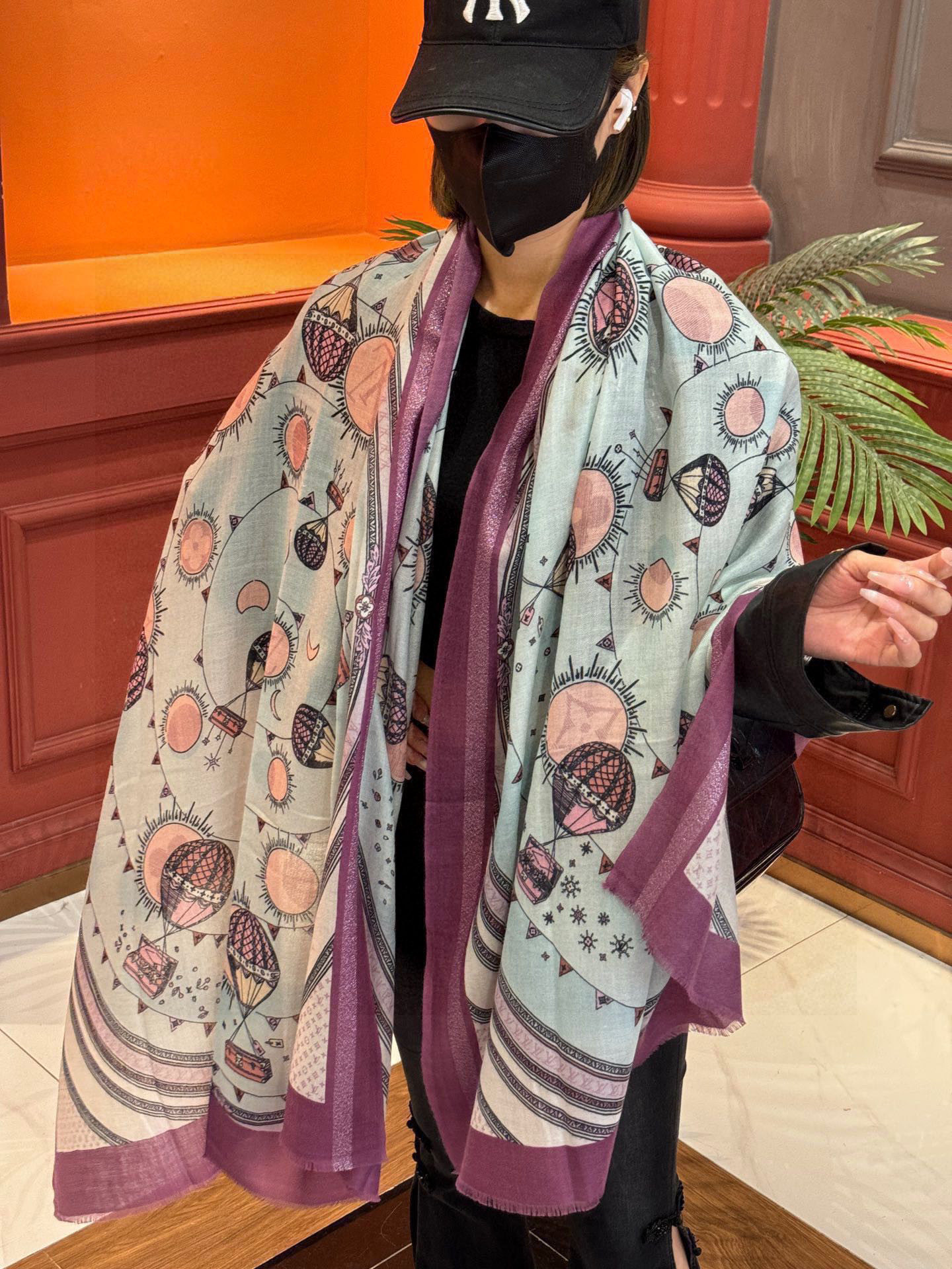 NO:341785,The shiny scarf [Hot Air Balloon] and Away series, greets Louis Vuitton's travel heritage. Depicting Monogram hot air balloons lifting into the sky with Louis Vuitton handbags and suitcases!  !  The cashmere material is full of light luxury. The new counter fabric pursues styling and has a crisp feel. The color matching of high-end designers considers the upper body effect and color saturation. The color is fresh, rich and very exquisite and has a celebrity temperament!  Good goods are not waiting for others, if you like them, you can’t miss them!  Quickly make an order and come on. Size 100*200 high-version scarf, high-version scarf, louis vuitton19860909会发光发亮的围巾【热气球】 and Away 系列,致意路易威登的旅行传承.描绘 Monogram 热气球载着路易威登手袋和行李箱升向天空之景！！羊绒材质轻奢感十足 专柜新款面料追求造型,手感挺括,高端设计师配色均考虑上身效果和色彩饱和度,色泽新鲜浓郁非常精致又有名媛气质！好货不等人,喜欢就不能错过哦！快快砸单来吧尺寸100*200高版本围巾,高版本围巾,louis vuitton,scarf