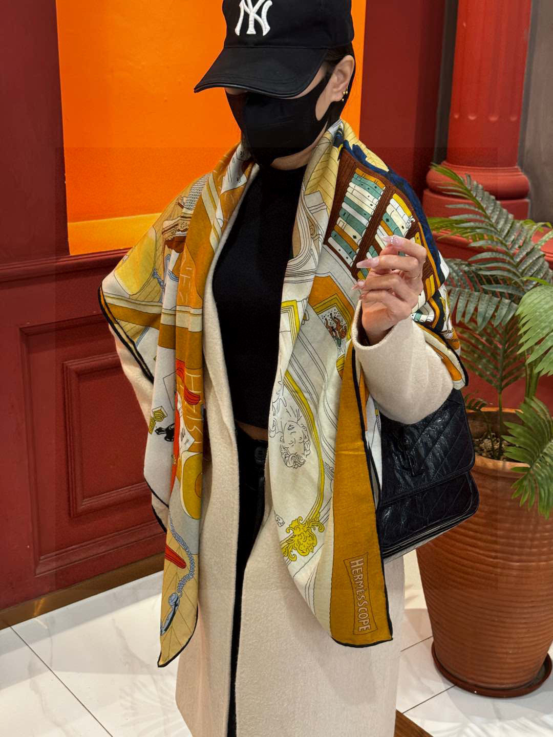 NO:341766,New {Mystery of No. 24} Cashmere Scarf [Double-sided and same color 140] Handmade curled edges H Home is an infinite source of creativity and storytelling. It launches new designs and color combinations every season to keep pace with the times. This Hermes finishing touch accessories can be worn in various ways and matched with any clothing. Whether tied around the neck or as a top, belt or headscarf, it is pleasing to the eye. Size 140x140cm | 70 cashmere silk, because this square scarf uses handmade curled edges, it may be slightly different from the marked size. High-version scarf, high-version scarf, hermes, real silk19860909上新｛24号之谜｝羊绒大方巾[双面同色140]手工卷边 H家是创意和作品故事的无限源泉,每季皆推出全新设计和色彩组合,不断与时俱进. 这款爱马仕点睛配饰可以多种方式佩戴,与任何服饰皆搭配得宜.无论系绕颈间,或作为上衣、腰带及头巾佩戴,皆赏心悦目. 尺寸140x140厘米 | 70羊绒真丝,由于这款方巾采用手工卷边,与标示的尺寸或会略有不同.高版本围巾,高版本围巾,hermes,real silk,scarf