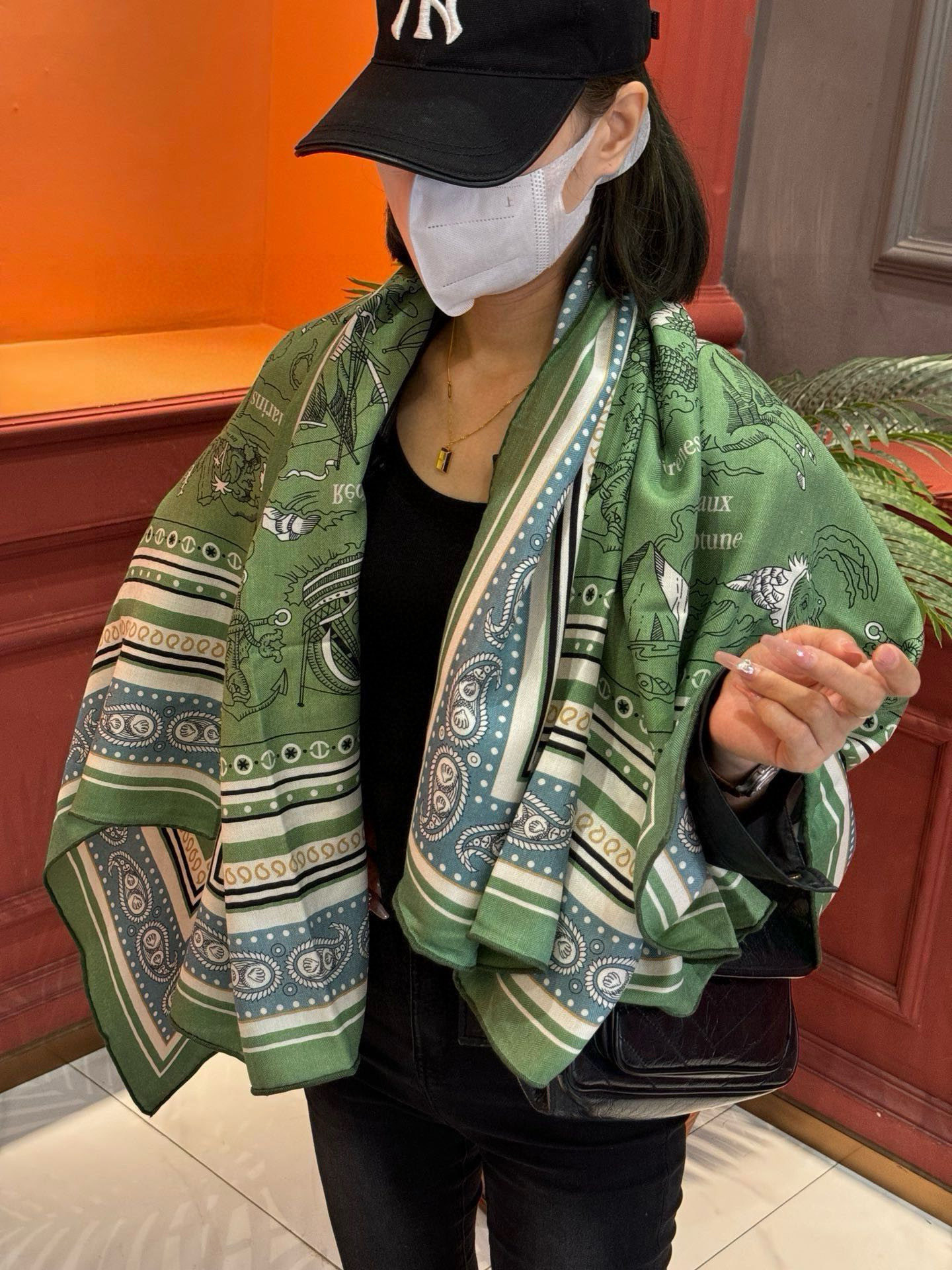 NO:341753,I bought a new cashmere model and said it looks good. Recommend Hermes double-sided and same-color cashmere square scarf [Sailor tattoo double-sided and same-color 140], top-level craftsmanship and super value Hermes counter hot products are three-dimensional presentation patterns and patterns in real objects, very high grade, special craftsmanship and high-end research and development are amazingly launched. Special cutting-edge technology processing is loved by white and rich beauty. Whether it is quality, style, price, they scream, super high cost performance, absolutely worth buying. Size 140cm*140cm, 70 cashmere silk high-version scarf, high-version scarf, hermes, real silk19860909羊绒新款买了都说好看推荐爱马仕双面同色羊绒方巾【水手纹身双面同色140】,顶级工艺超值爱马仕专柜爆款立体呈现图案纹路实物档次极高特殊工艺高端研发惊艳问世特殊尖端工艺处理受到白富美的喜欢 无论是品质 款式 价格都令大牌控的她们尖叫 超高性价比 绝对值得入手尺寸140cm*140cm,70羊绒真丝高版本围巾,高版本围巾,hermes,real silk,scarf