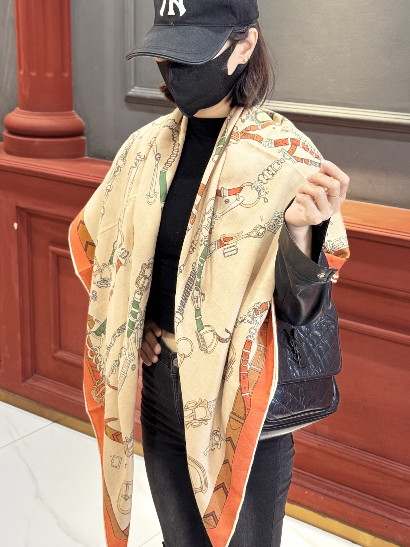 NO:533075,The new cashmere model is said to be good when you buy it. Recommend Hermes double-sided and same-color cashmere square scarf [The jumping horse double-sided and same-color 140], top-level craftsmanship and super value Hermes counter hot products are three-dimensional presentation patterns and patterns, extremely high grades, special craftsmanship and high-end research and development are amazingly launched. Special cutting-edge technology processing is loved by Bai Fumei. Whether it is the quality, style, price, they scream, super high cost performance, absolutely worth buying. Size 140cm*140cm, 70 cashmere silk high-version scarf, high-version scarf, hermes, real silk19860909羊绒新款买了都说好看推荐爱马仕双面同色羊绒方巾【跃动的马儿双面同色140】,顶级工艺超值爱马仕专柜爆款立体呈现图案纹路实物档次极高特殊工艺高端研发惊艳问世特殊尖端工艺处理受到白富美的喜欢 无论是品质 款式 价格都令大牌控的她们尖叫 超高性价比 绝对值得入手尺寸140cm*140cm,70羊绒真丝高版本围巾,高版本围巾,hermes,real silk,scarf