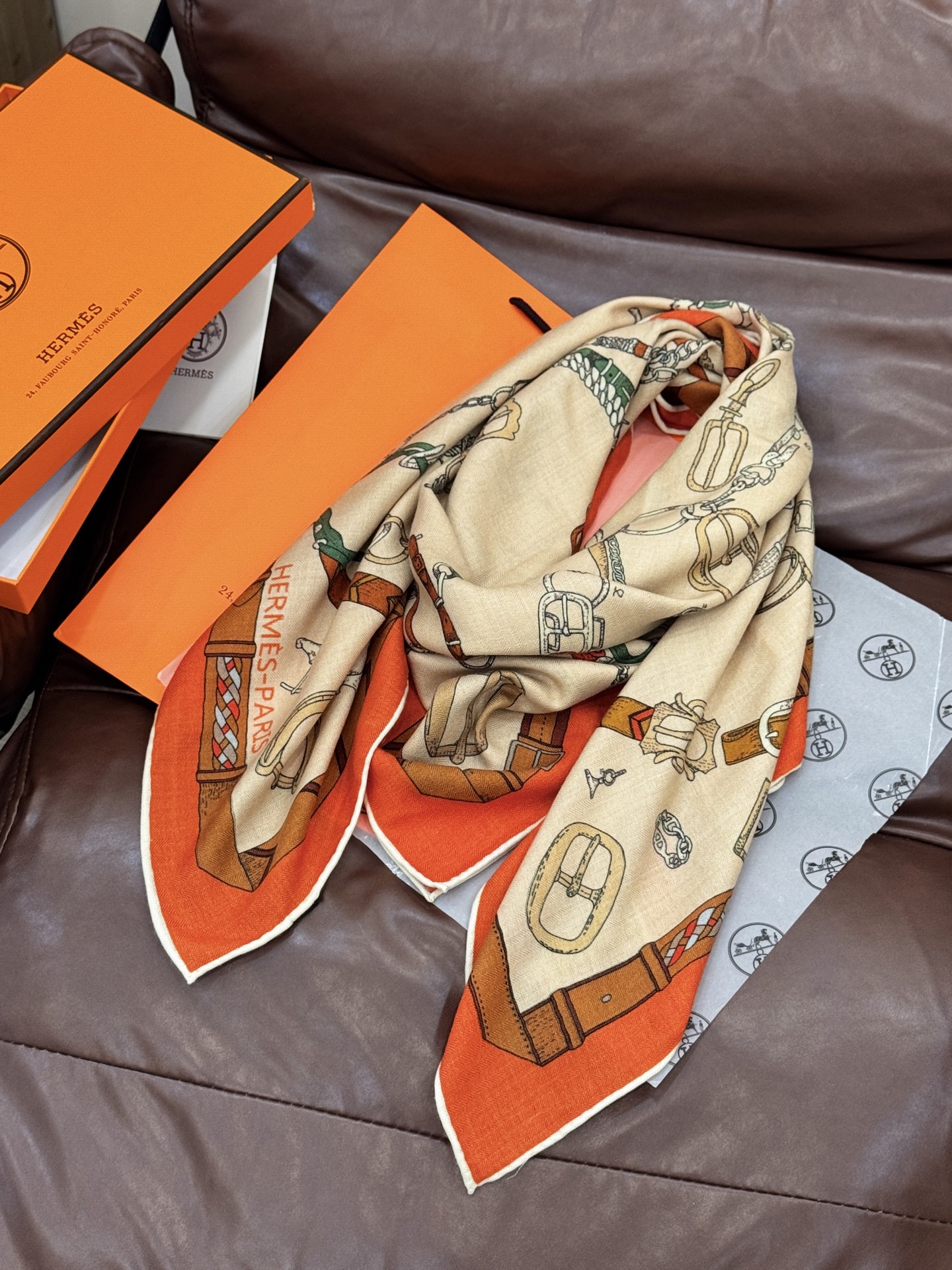 羊绒新款🆕👏👏买了都说好看‼️推荐💕爱马仕双面同色羊绒方巾【跃动的马儿双面同色140】，顶级工艺超值‼️