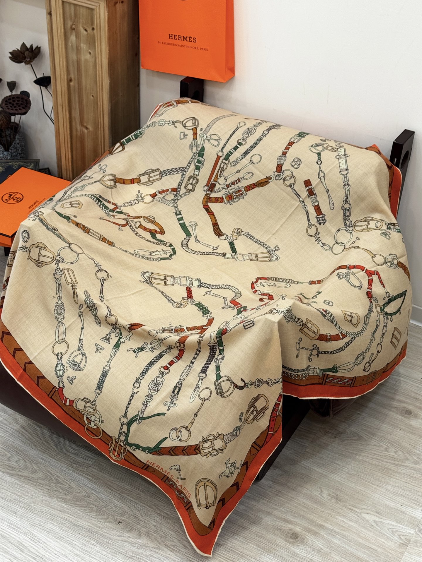 羊绒新款🆕👏👏买了都说好看‼️推荐💕爱马仕双面同色羊绒方巾【跃动的马儿双面同色140】，顶级工艺超值‼️