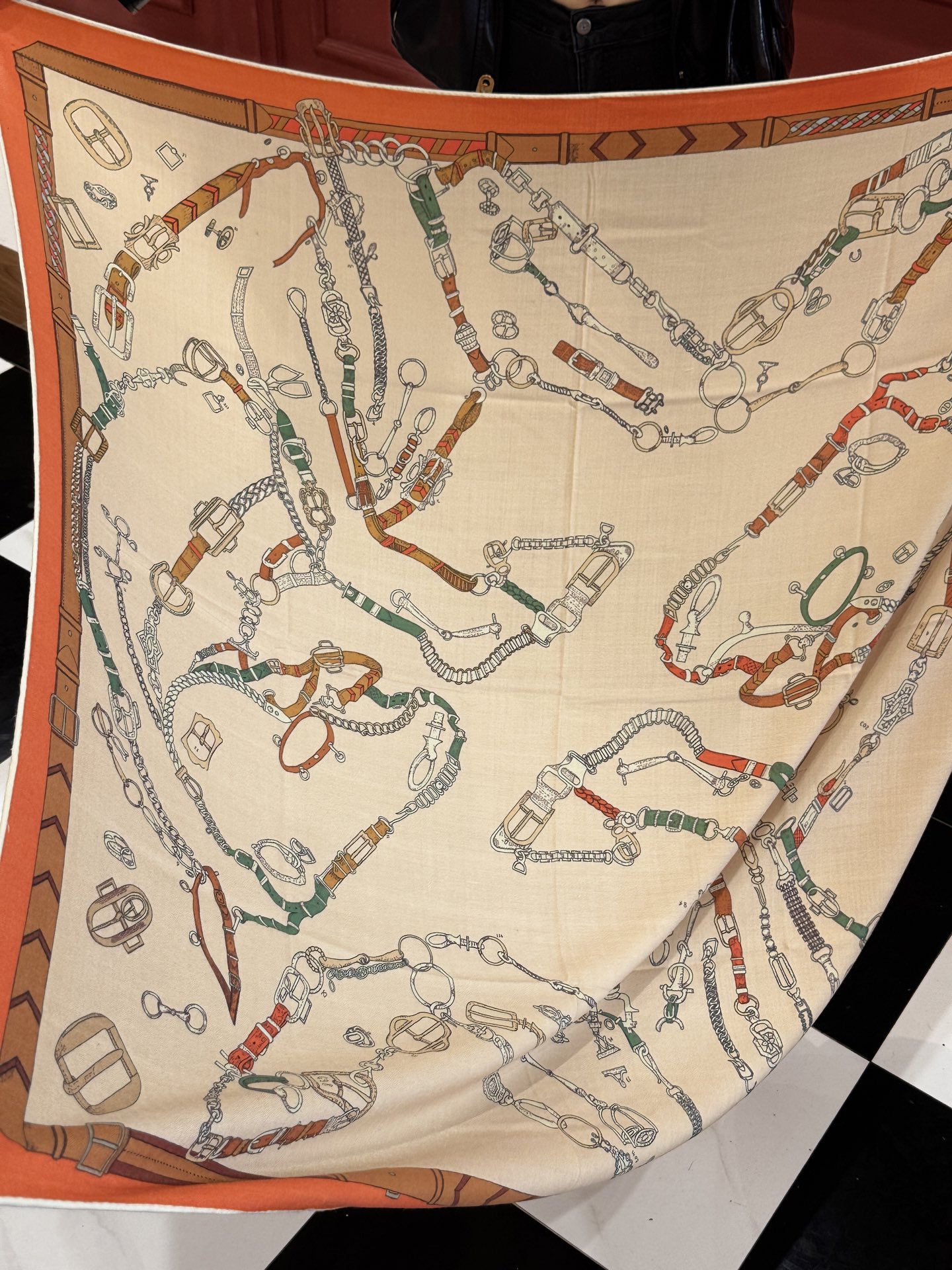 羊绒新款🆕👏👏买了都说好看‼️推荐💕爱马仕双面同色羊绒方巾【跃动的马儿双面同色140】，顶级工艺超值‼️