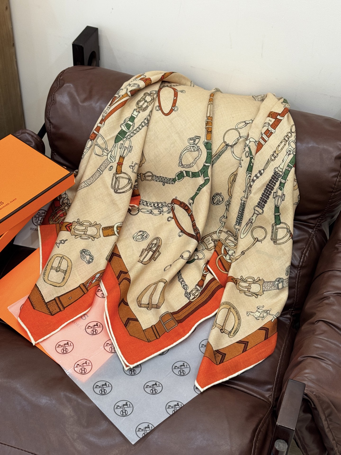 羊绒新款🆕👏👏买了都说好看‼️推荐💕爱马仕双面同色羊绒方巾【跃动的马儿双面同色140】，顶级工艺超值‼️