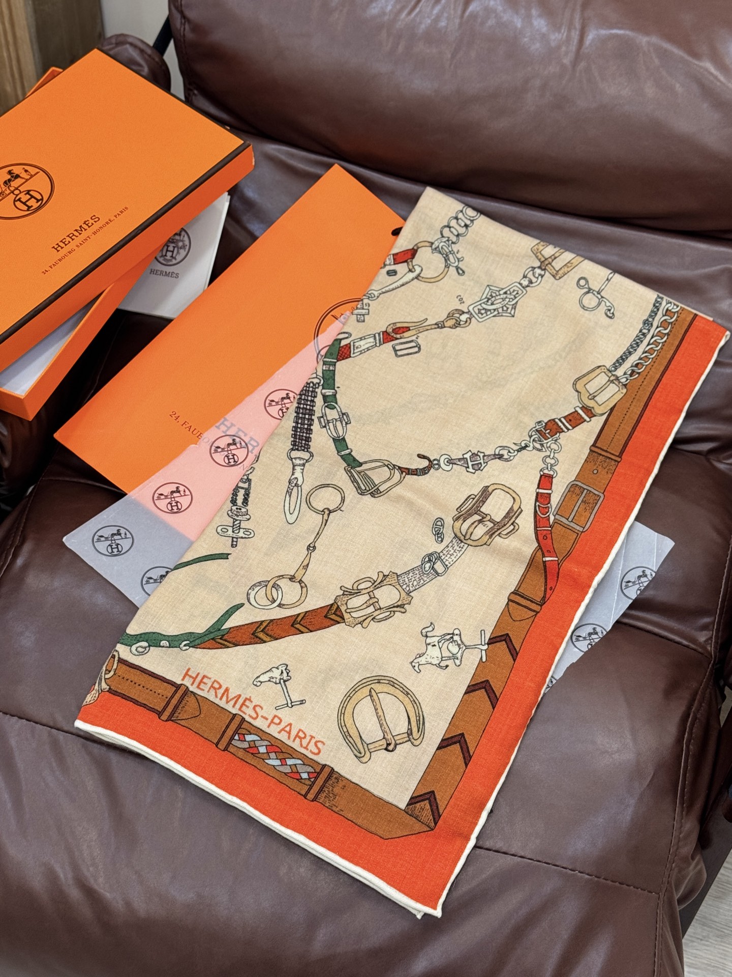 羊绒新款🆕👏👏买了都说好看‼️推荐💕爱马仕双面同色羊绒方巾【跃动的马儿双面同色140】，顶级工艺超值‼️