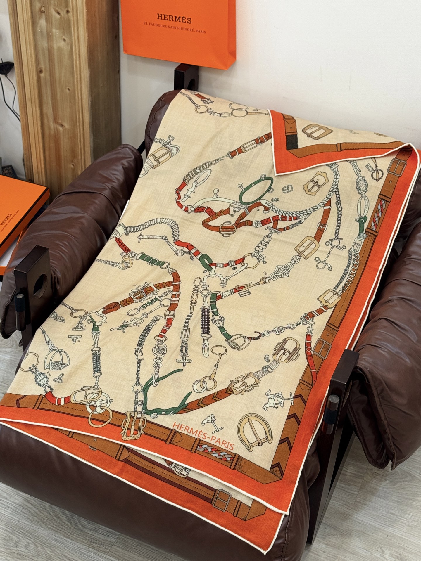 羊绒新款🆕👏👏买了都说好看‼️推荐💕爱马仕双面同色羊绒方巾【跃动的马儿双面同色140】，顶级工艺超值‼️