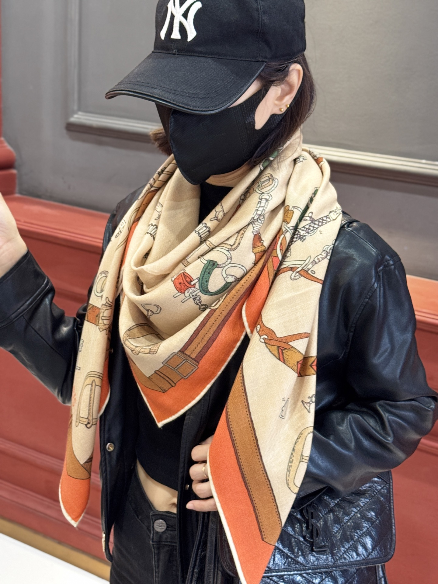 羊绒新款🆕👏👏买了都说好看‼️推荐💕爱马仕双面同色羊绒方巾【跃动的马儿双面同色140】，顶级工艺超值‼️