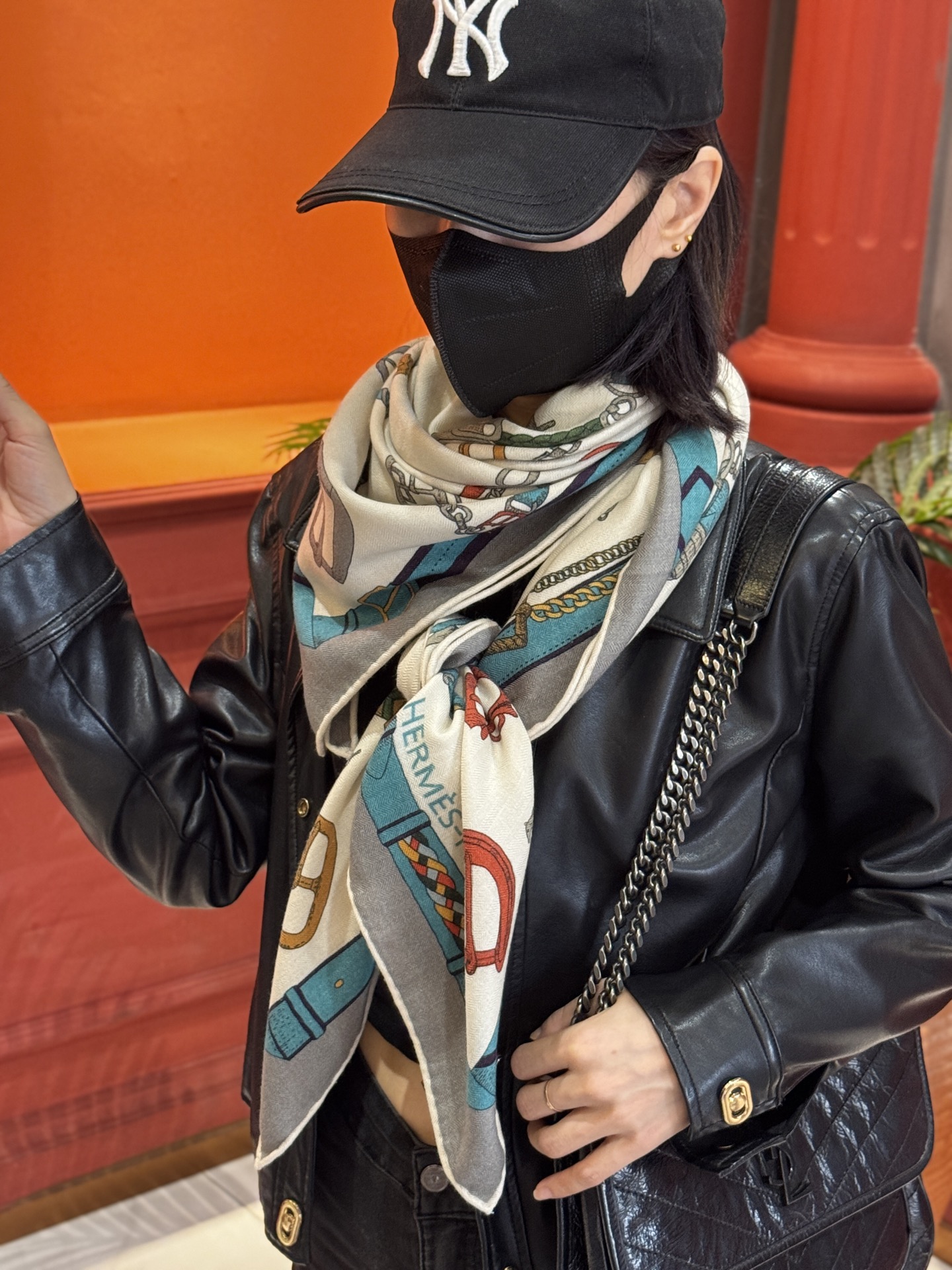 羊绒新款🆕👏👏买了都说好看‼️推荐💕爱马仕双面同色羊绒方巾【跃动的马儿双面同色140】，顶级工艺超值‼️