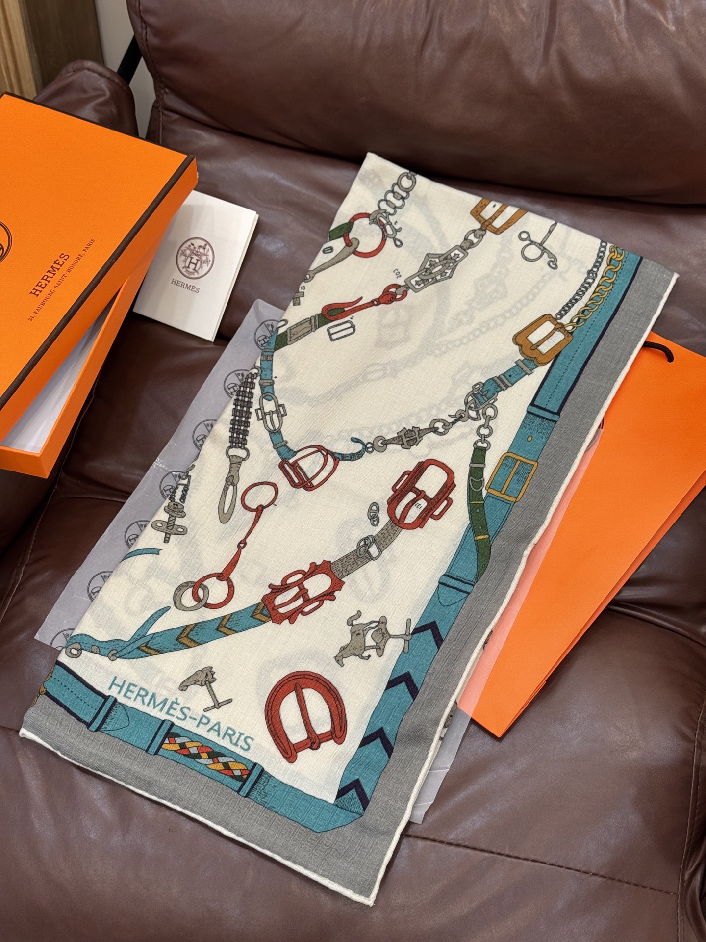 羊绒新款🆕👏👏买了都说好看‼️推荐💕爱马仕双面同色羊绒方巾【跃动的马儿双面同色140】，顶级工艺超值‼️