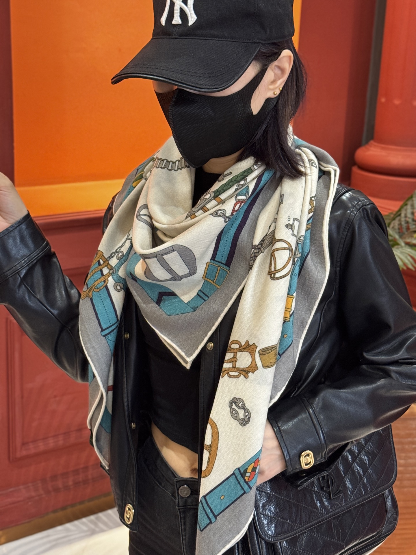 羊绒新款🆕👏👏买了都说好看‼️推荐💕爱马仕双面同色羊绒方巾【跃动的马儿双面同色140】，顶级工艺超值‼️