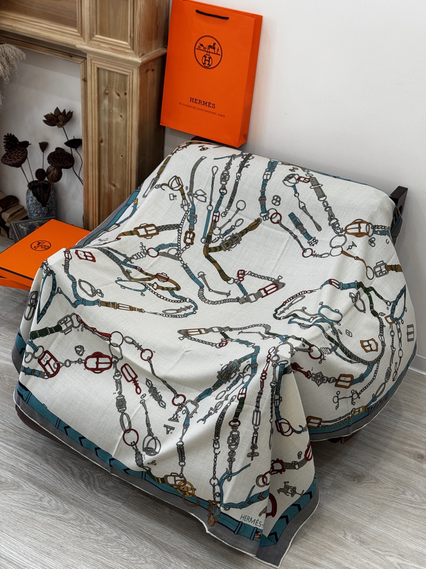 羊绒新款🆕👏👏买了都说好看‼️推荐💕爱马仕双面同色羊绒方巾【跃动的马儿双面同色140】，顶级工艺超值‼️