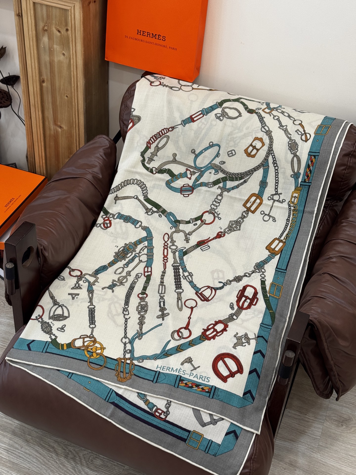 羊绒新款🆕👏👏买了都说好看‼️推荐💕爱马仕双面同色羊绒方巾【跃动的马儿双面同色140】，顶级工艺超值‼️