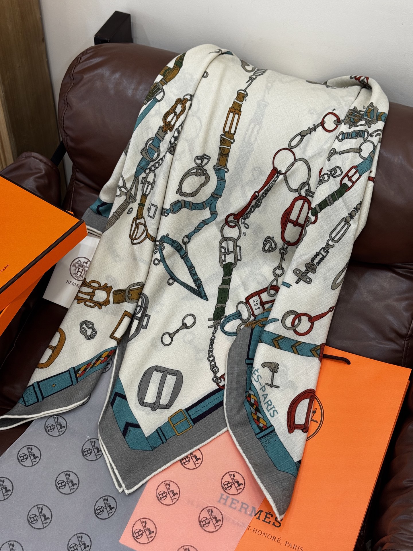 羊绒新款🆕👏👏买了都说好看‼️推荐💕爱马仕双面同色羊绒方巾【跃动的马儿双面同色140】，顶级工艺超值‼️