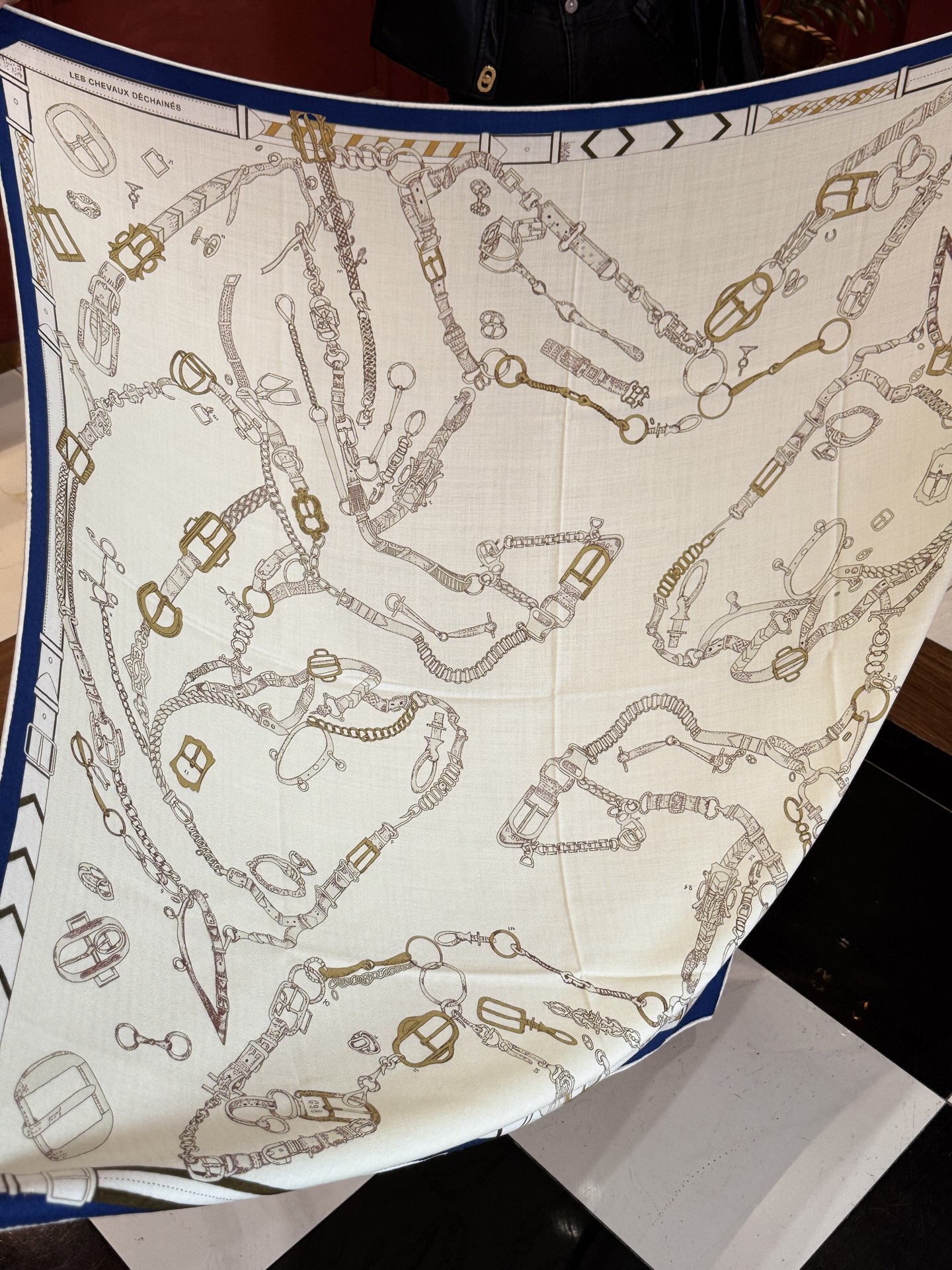 羊绒新款🆕👏👏买了都说好看‼️推荐💕爱马仕双面同色羊绒方巾【跃动的马儿双面同色140】，顶级工艺超值‼️