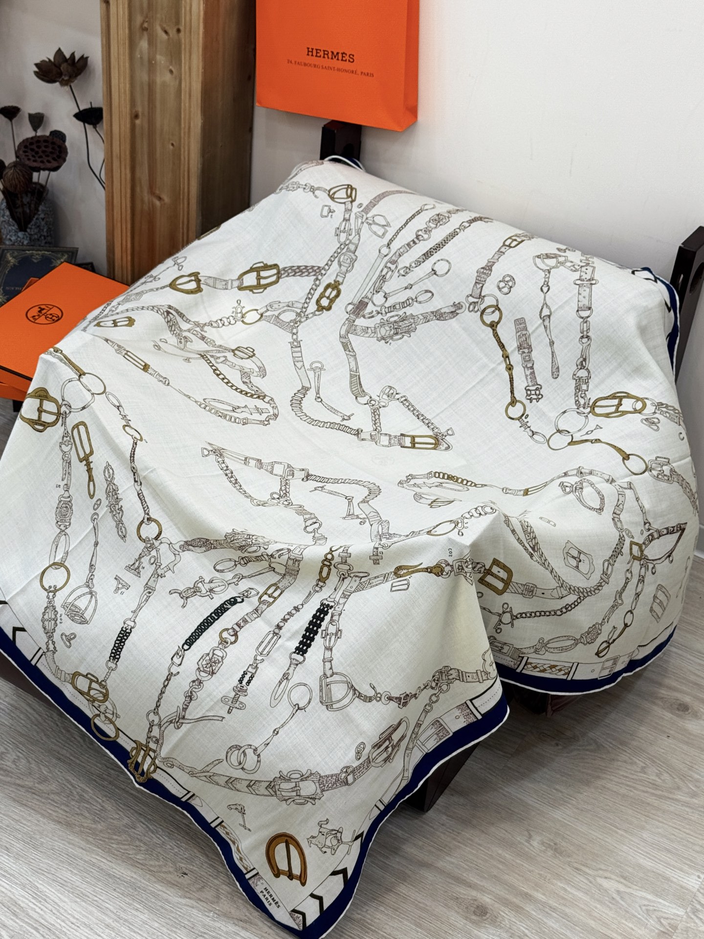 羊绒新款🆕👏👏买了都说好看‼️推荐💕爱马仕双面同色羊绒方巾【跃动的马儿双面同色140】，顶级工艺超值‼️