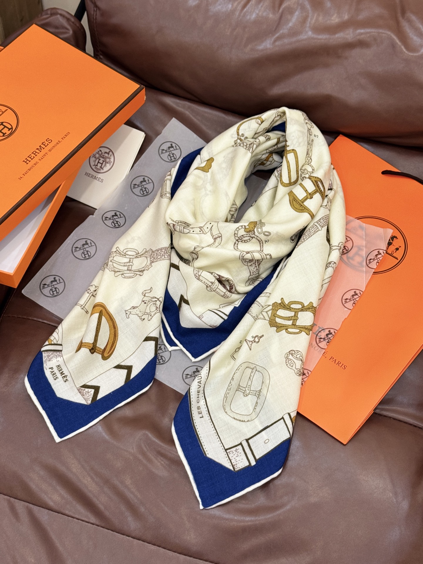 羊绒新款🆕👏👏买了都说好看‼️推荐💕爱马仕双面同色羊绒方巾【跃动的马儿双面同色140】，顶级工艺超值‼️