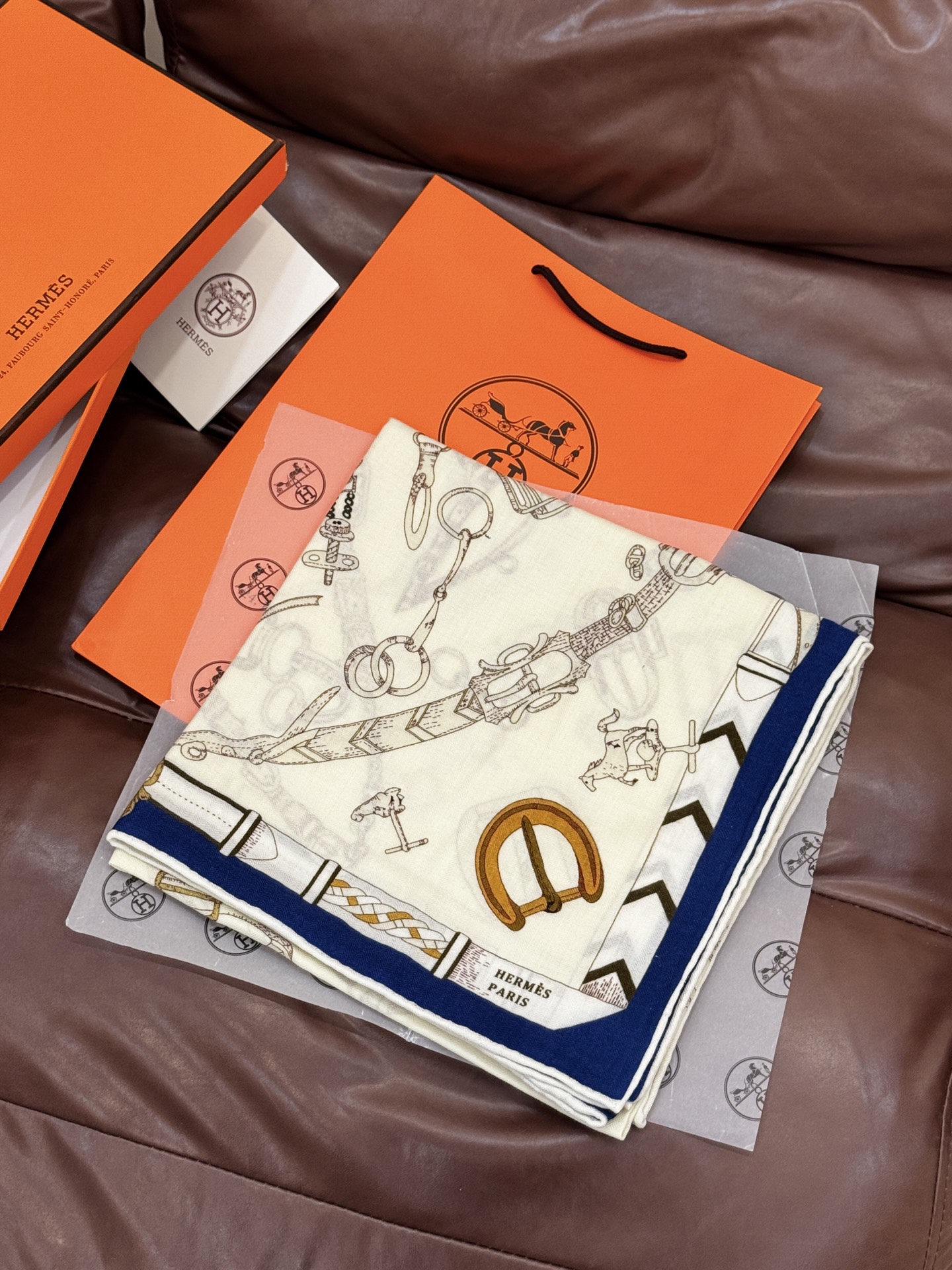 羊绒新款🆕👏👏买了都说好看‼️推荐💕爱马仕双面同色羊绒方巾【跃动的马儿双面同色140】，顶级工艺超值‼️