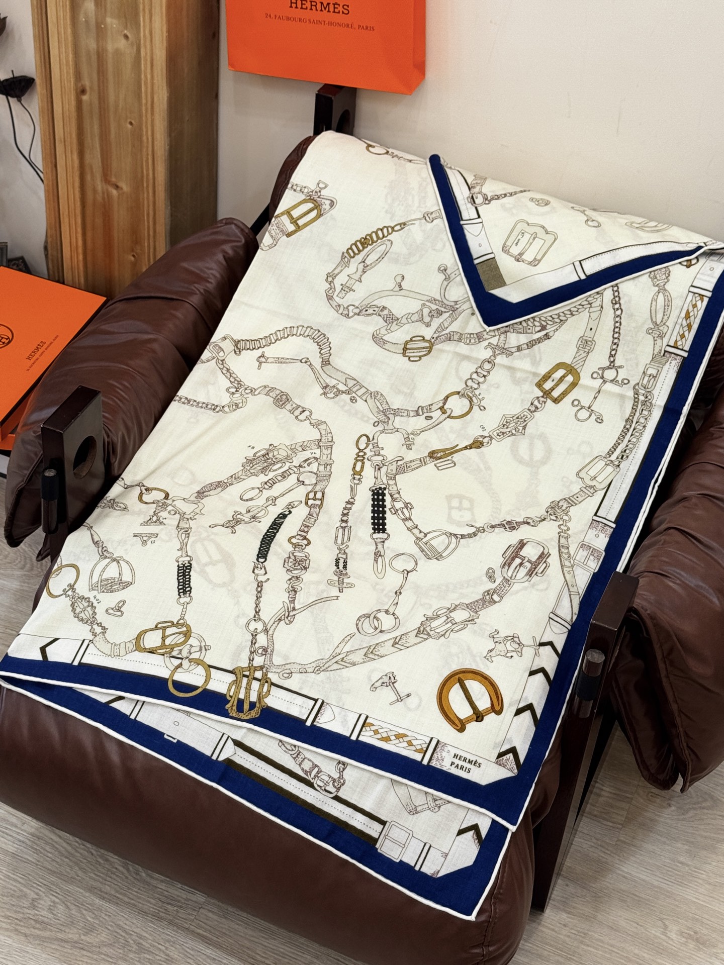 羊绒新款🆕👏👏买了都说好看‼️推荐💕爱马仕双面同色羊绒方巾【跃动的马儿双面同色140】，顶级工艺超值‼️