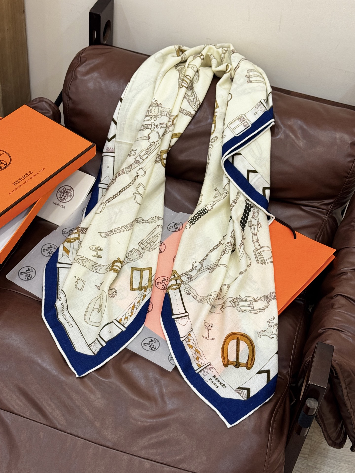 羊绒新款🆕👏👏买了都说好看‼️推荐💕爱马仕双面同色羊绒方巾【跃动的马儿双面同色140】，顶级工艺超值‼️