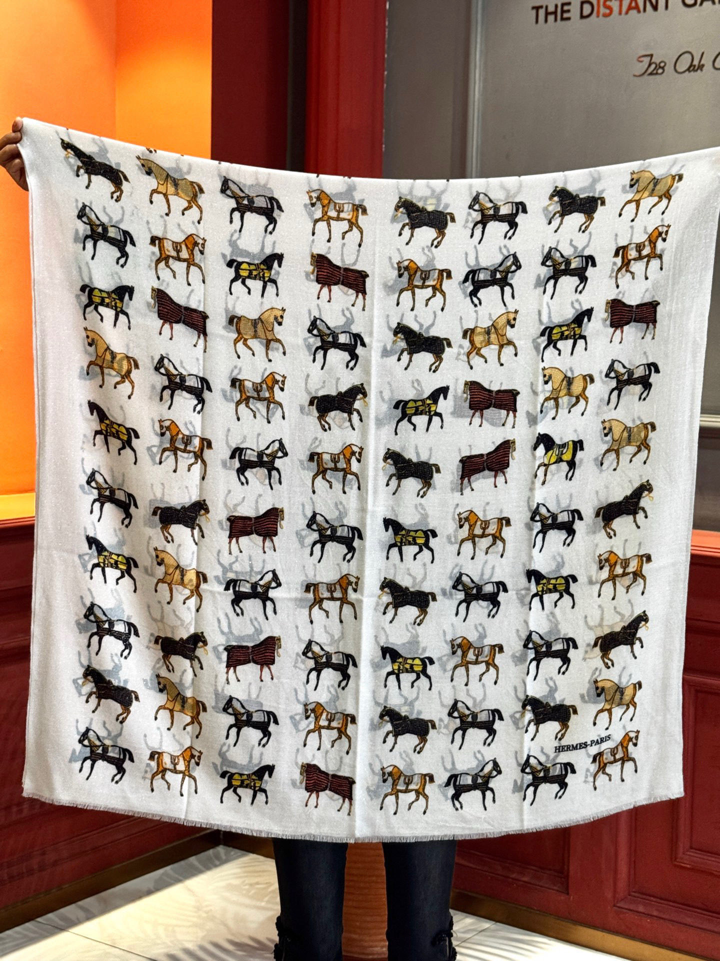 上新🌟 会发光发亮的围巾 💄💋新款客银丝+💖羊绒面料长巾 😘美翻了[流泪]H家【骏马披挂长巾】御用殿堂级