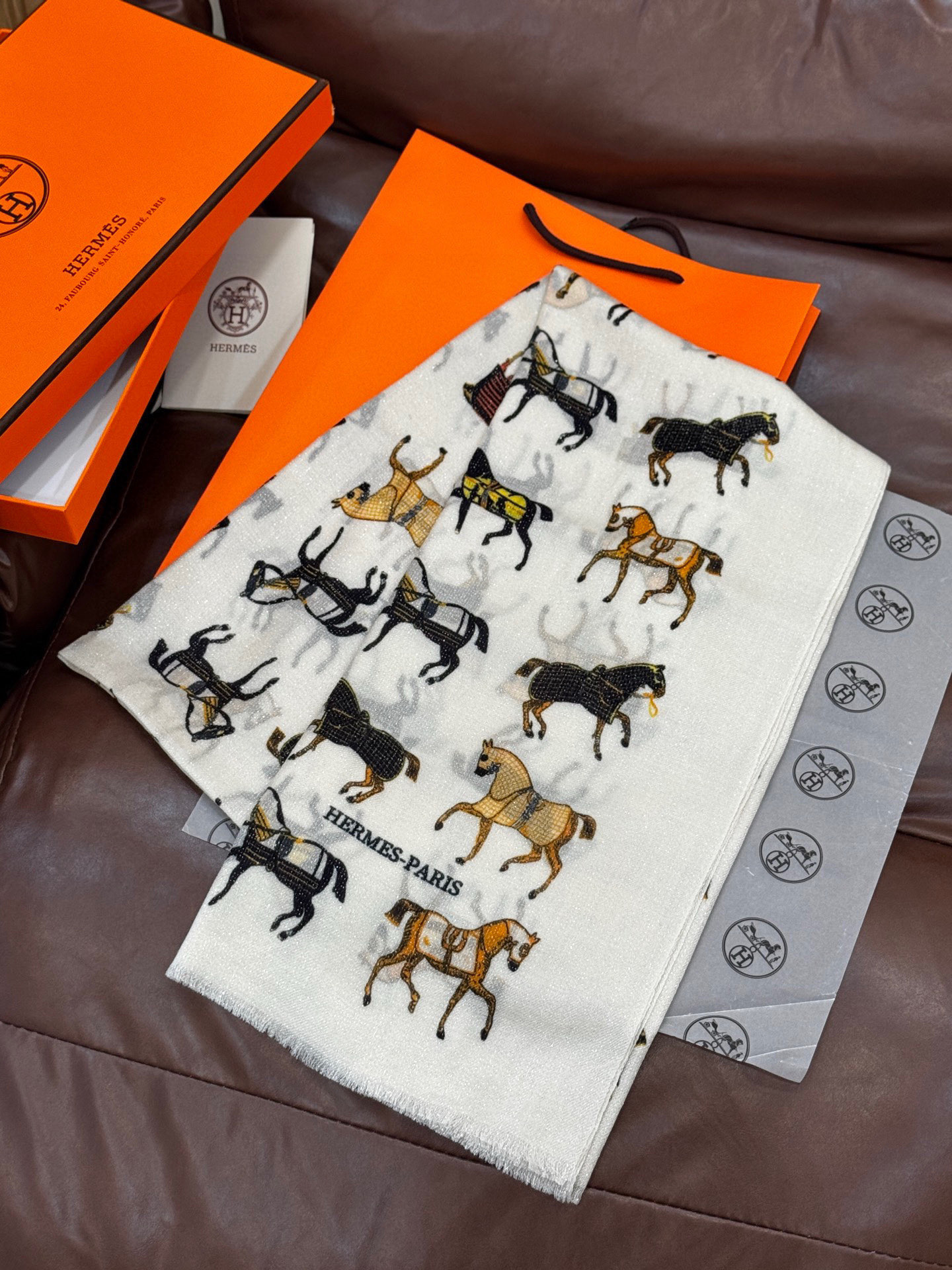 上新🌟 会发光发亮的围巾 💄💋新款客银丝+💖羊绒面料长巾 😘美翻了[流泪]H家【骏马披挂长巾】御用殿堂级