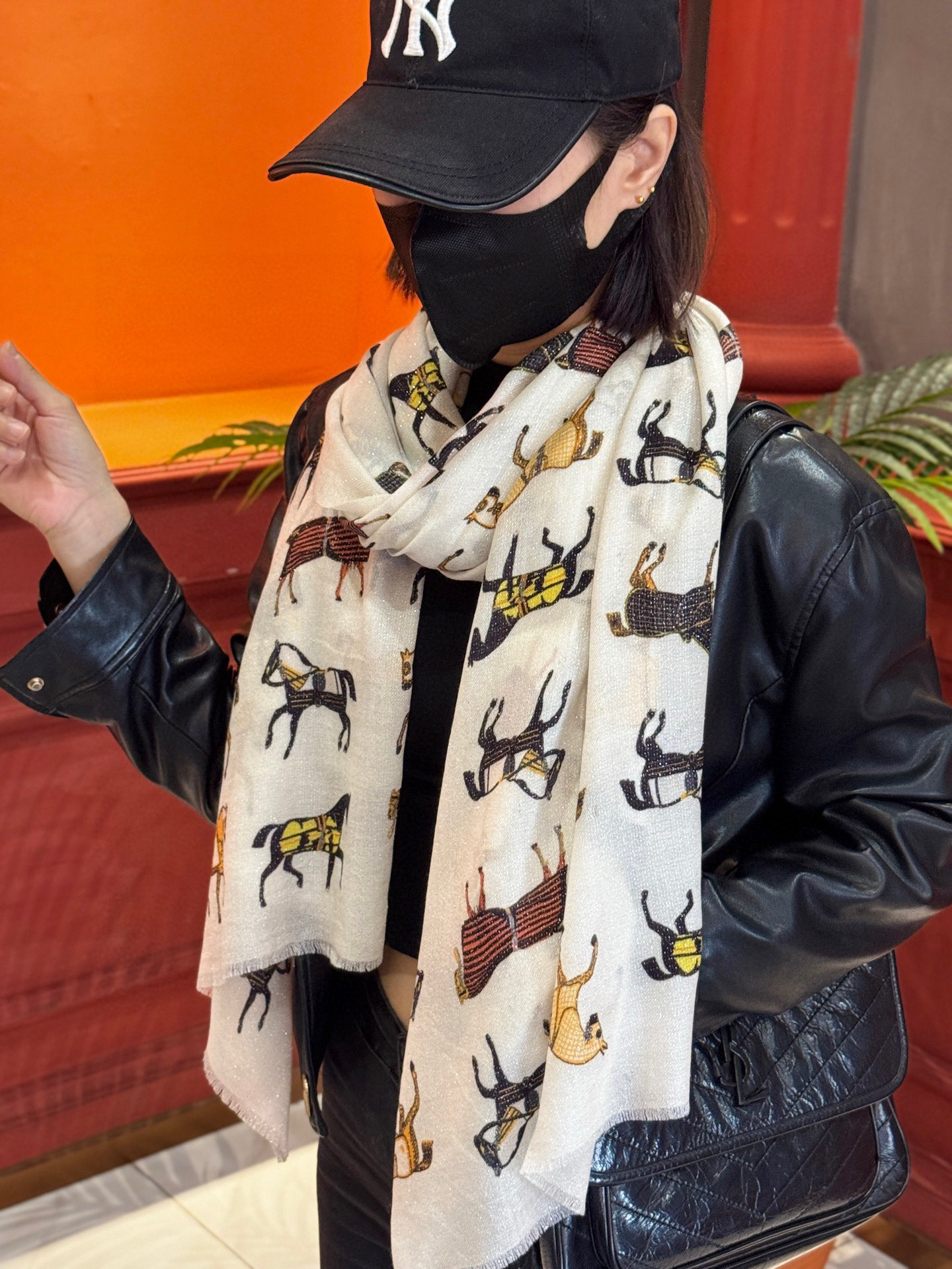 上新🌟 会发光发亮的围巾 💄💋新款客银丝+💖羊绒面料长巾 😘美翻了[流泪]H家【骏马披挂长巾】御用殿堂级