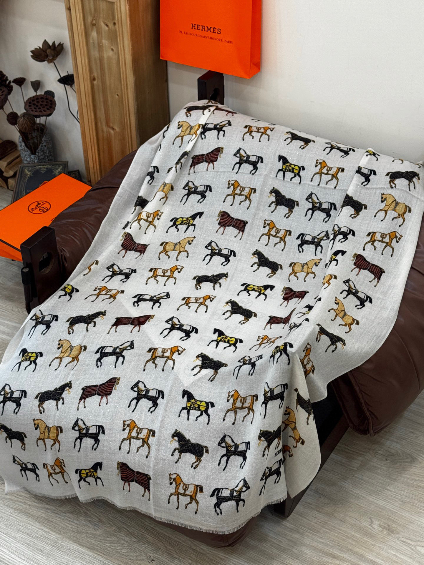 上新🌟 会发光发亮的围巾 💄💋新款客银丝+💖羊绒面料长巾 😘美翻了[流泪]H家【骏马披挂长巾】御用殿堂级