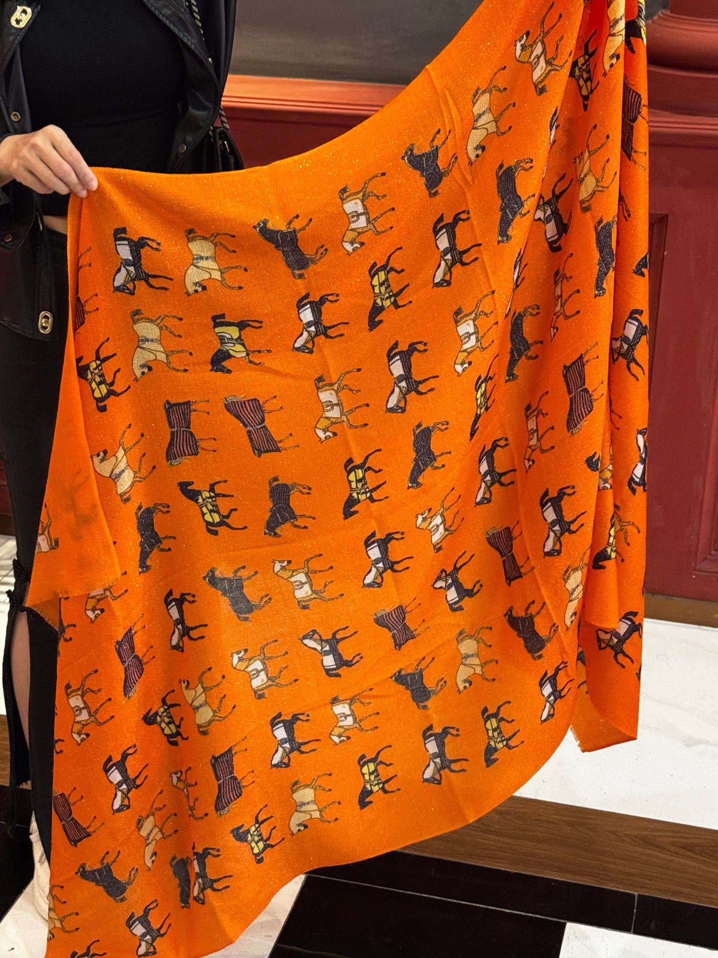 上新🌟 会发光发亮的围巾 💄💋新款客银丝+💖羊绒面料长巾 😘美翻了[流泪]H家【骏马披挂长巾】御用殿堂级