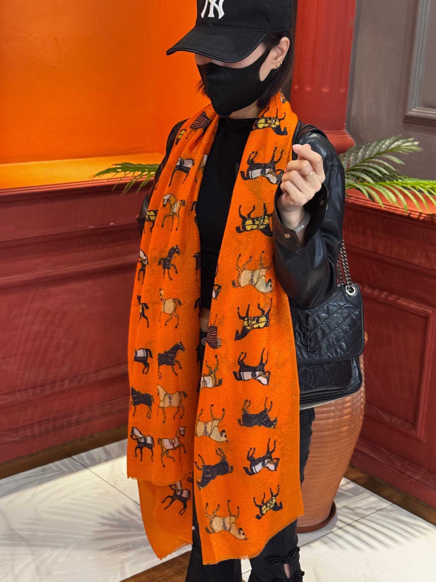 上新🌟 会发光发亮的围巾 💄💋新款客银丝+💖羊绒面料长巾 😘美翻了[流泪]H家【骏马披挂长巾】御用殿堂级