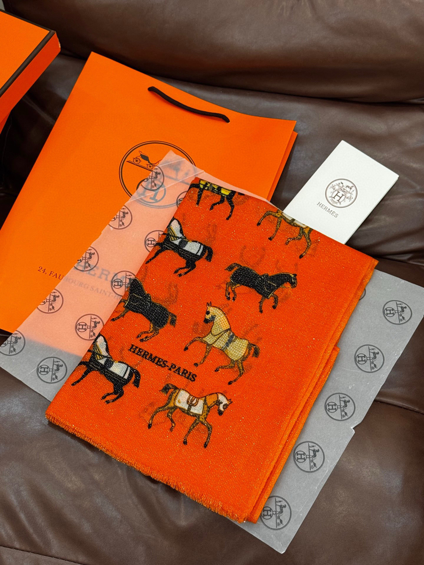 上新🌟 会发光发亮的围巾 💄💋新款客银丝+💖羊绒面料长巾 😘美翻了[流泪]H家【骏马披挂长巾】御用殿堂级