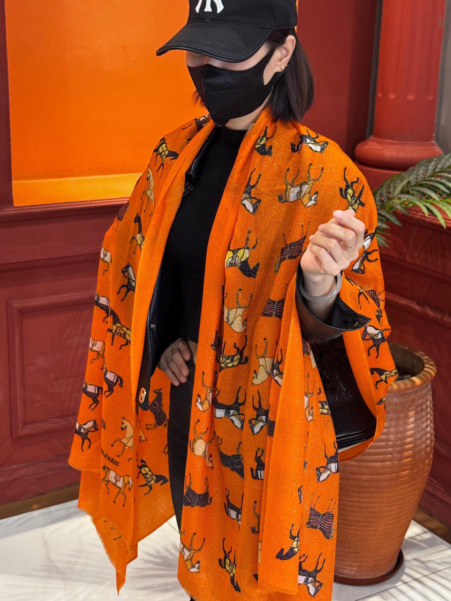 上新🌟 会发光发亮的围巾 💄💋新款客银丝+💖羊绒面料长巾 😘美翻了[流泪]H家【骏马披挂长巾】御用殿堂级