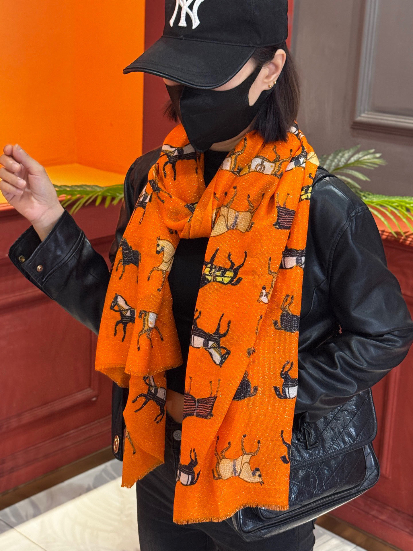 上新🌟 会发光发亮的围巾 💄💋新款客银丝+💖羊绒面料长巾 😘美翻了[流泪]H家【骏马披挂长巾】御用殿堂级