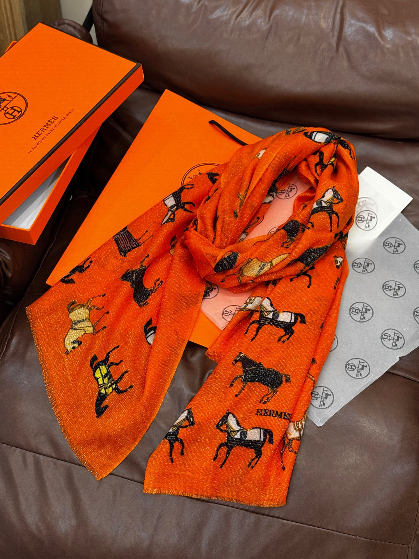 上新🌟 会发光发亮的围巾 💄💋新款客银丝+💖羊绒面料长巾 😘美翻了[流泪]H家【骏马披挂长巾】御用殿堂级