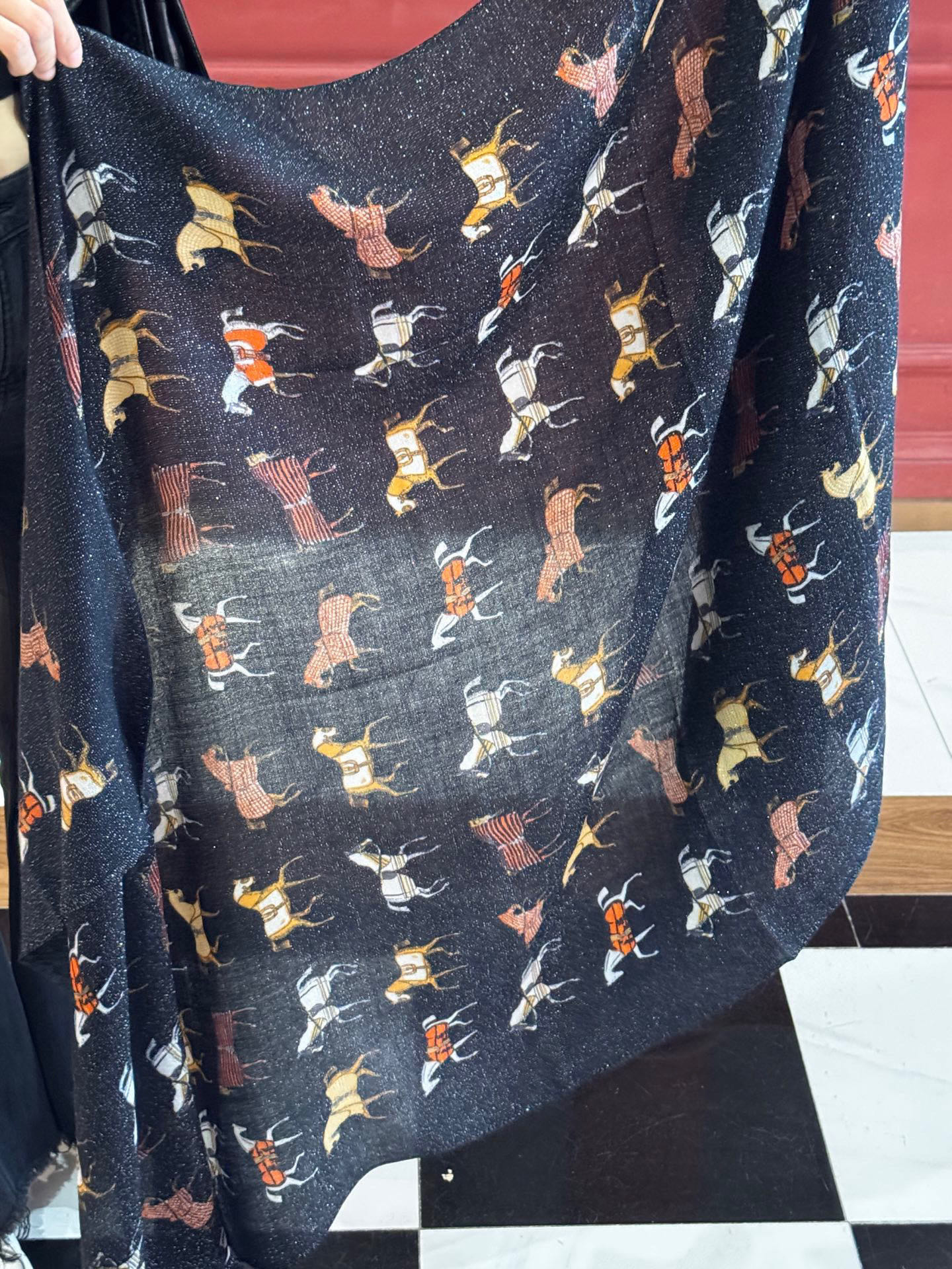 上新🌟 会发光发亮的围巾 💄💋新款客银丝+💖羊绒面料长巾 😘美翻了[流泪]H家【骏马披挂长巾】御用殿堂级