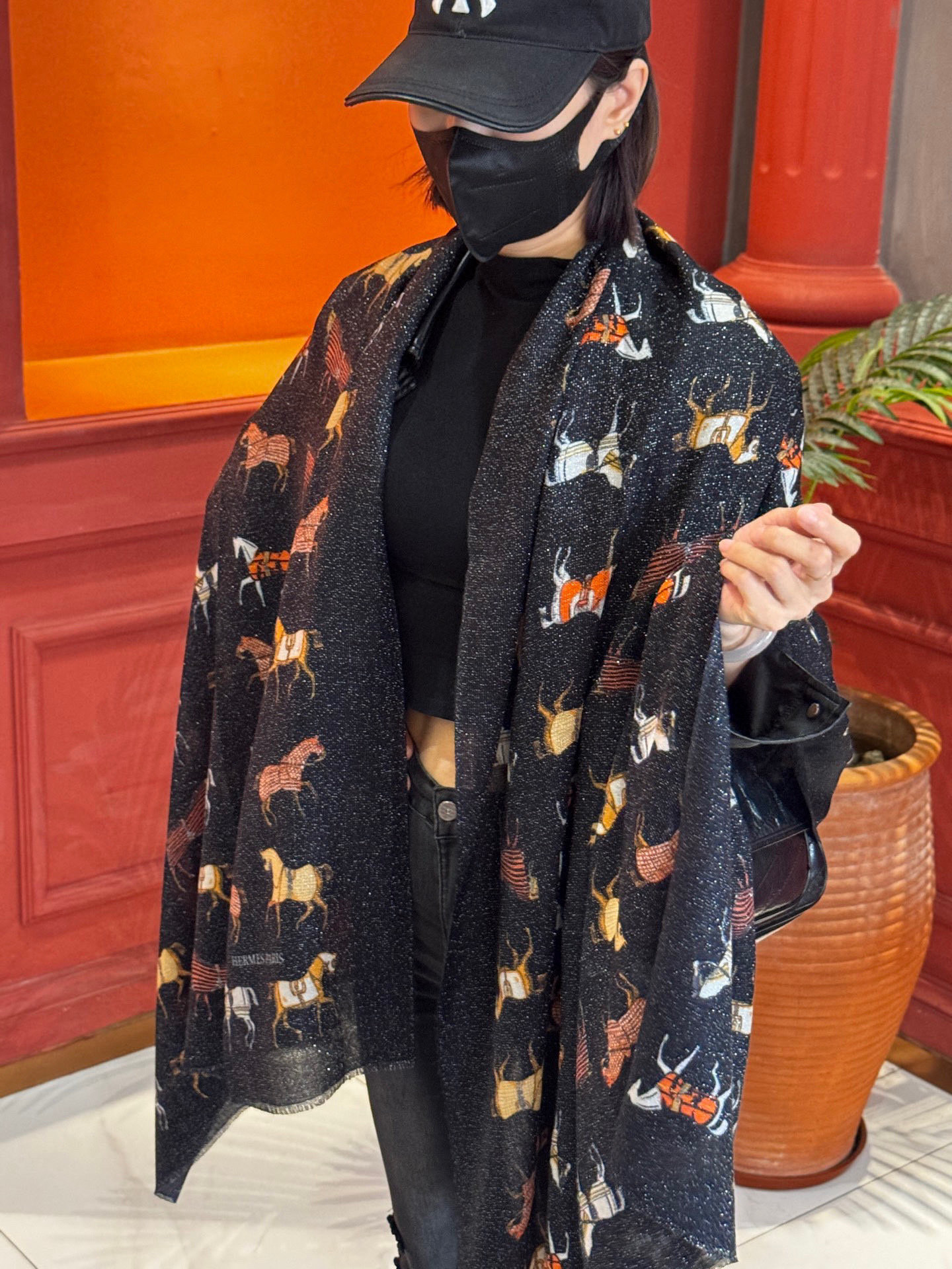 上新🌟 会发光发亮的围巾 💄💋新款客银丝+💖羊绒面料长巾 😘美翻了[流泪]H家【骏马披挂长巾】御用殿堂级