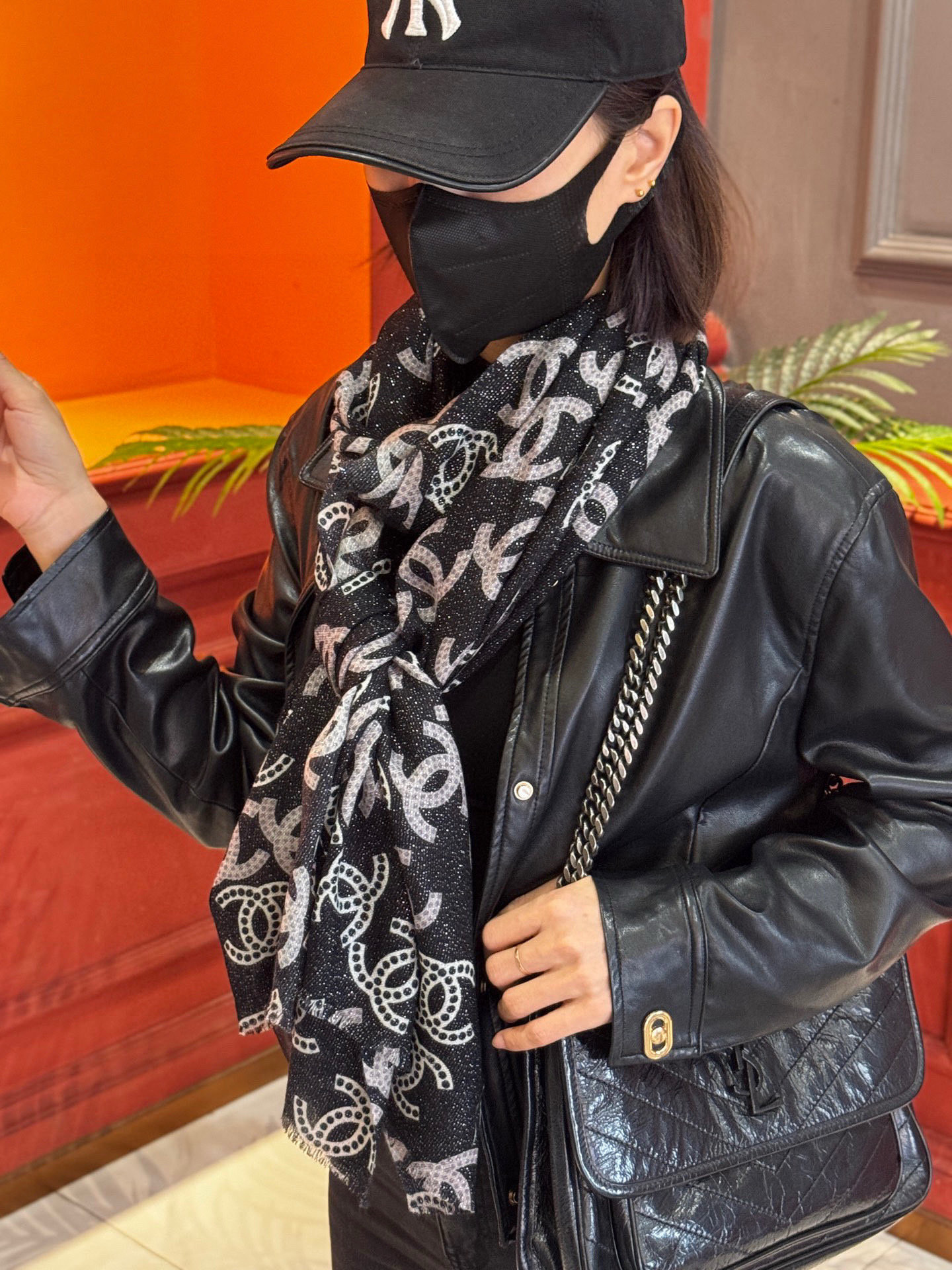 上新🌟 会发光发亮的围巾 💄💋新款客供银线💖羊绒面料长巾 😘美翻了[流泪]【银线双C图案】御用殿堂级极‼