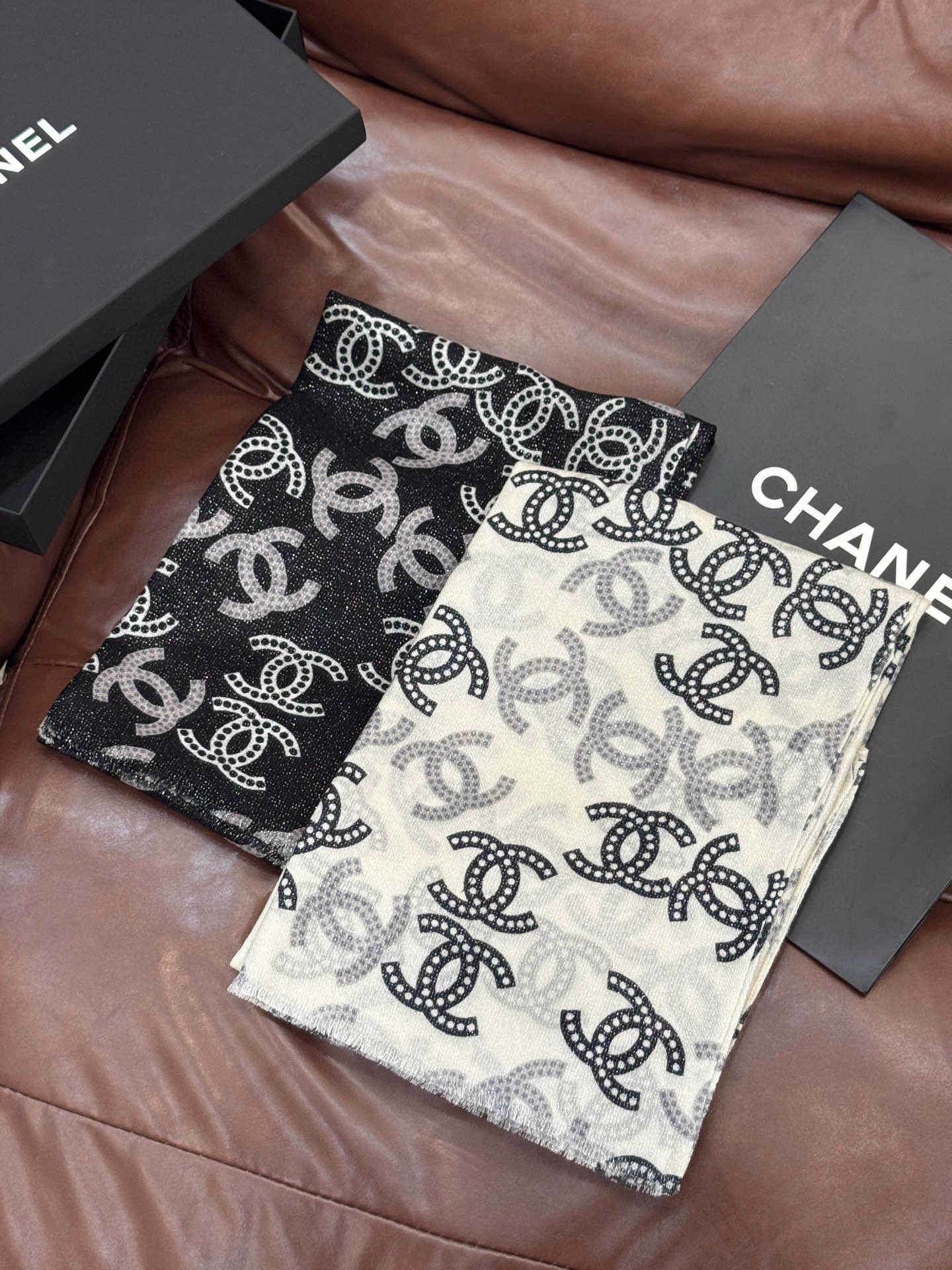 上新🌟 会发光发亮的围巾 💄💋新款客供银线💖羊绒面料长巾 😘美翻了[流泪]【银线双C图案】御用殿堂级极‼